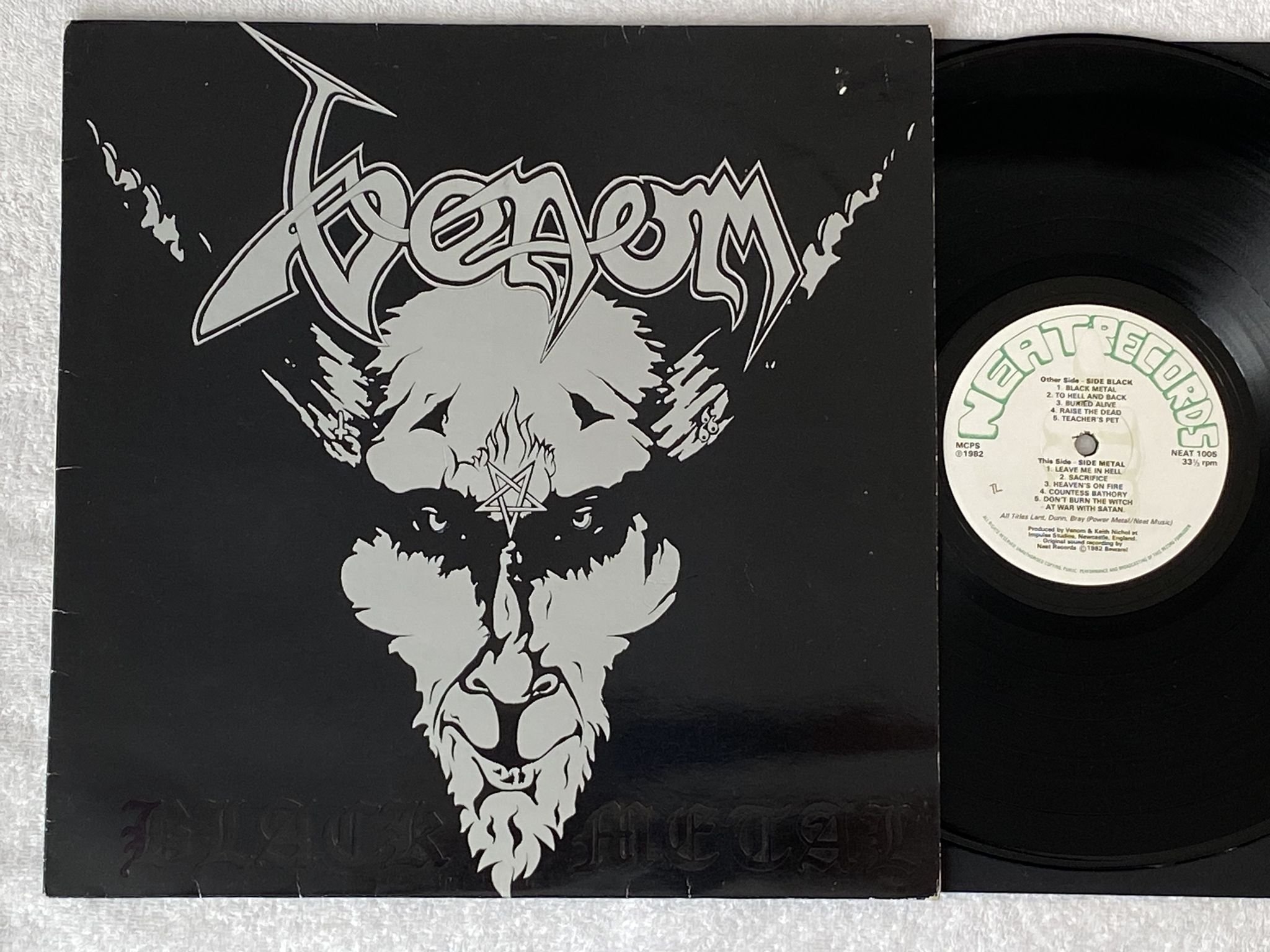 Omslagsbild för skivan VENOM black metal LP -82 UK NEAT 1005 *** w/ all inserts ***