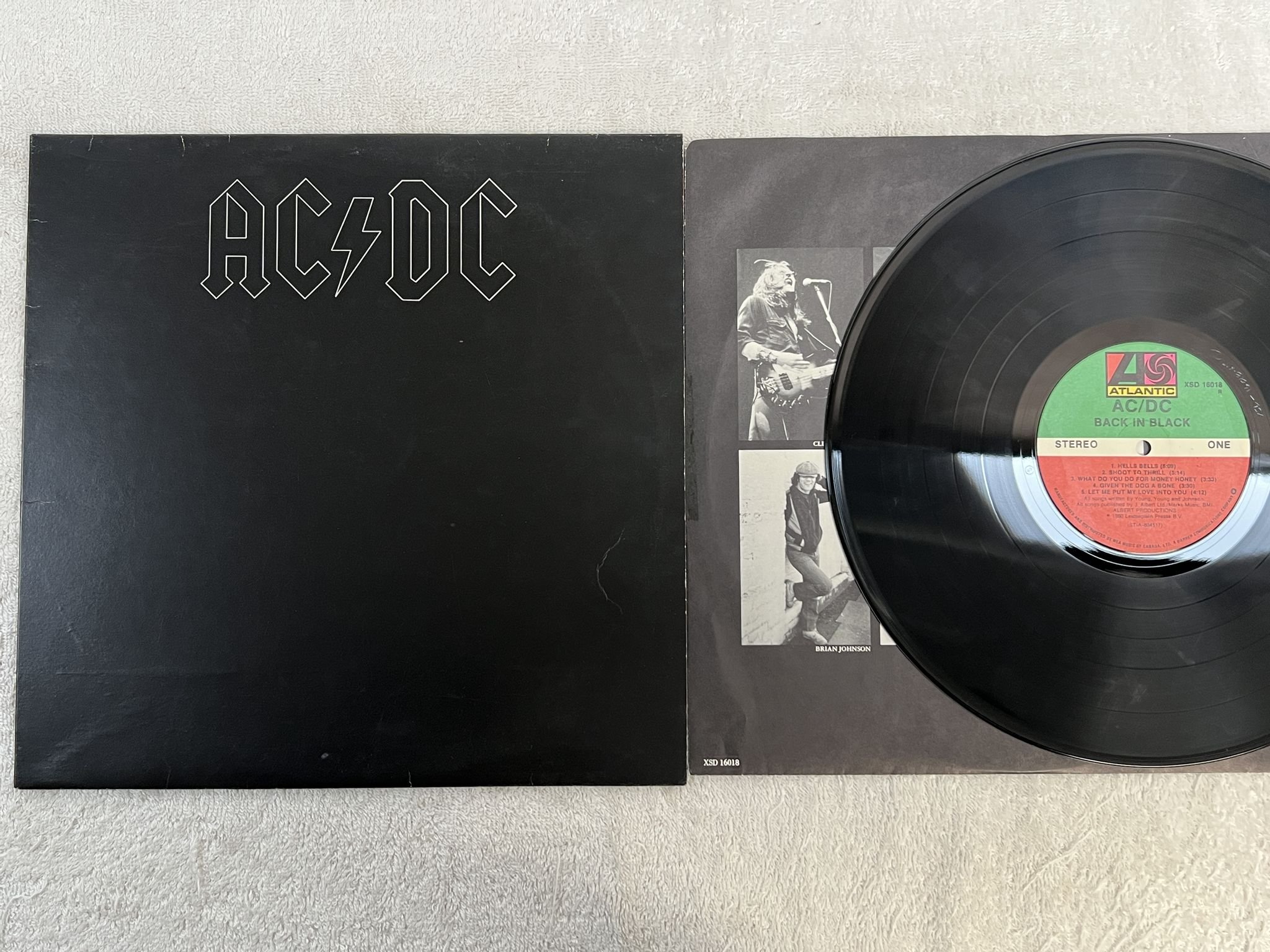 Omslagsbild för skivan AC/DC back in black LP -80 Can ATLANTIC XSD 16018 R