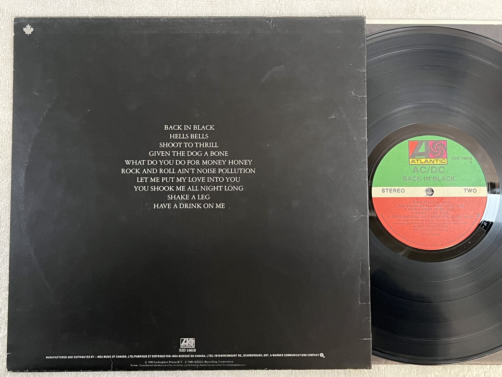 Omslagsbild för skivan AC/DC back in black LP -80 Can ATLANTIC XSD 16018 R