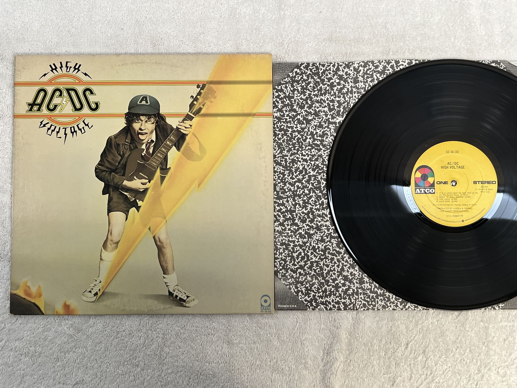 Omslagsbild för skivan AC/DC high voltage LP -76 US ATCO SD 36-142