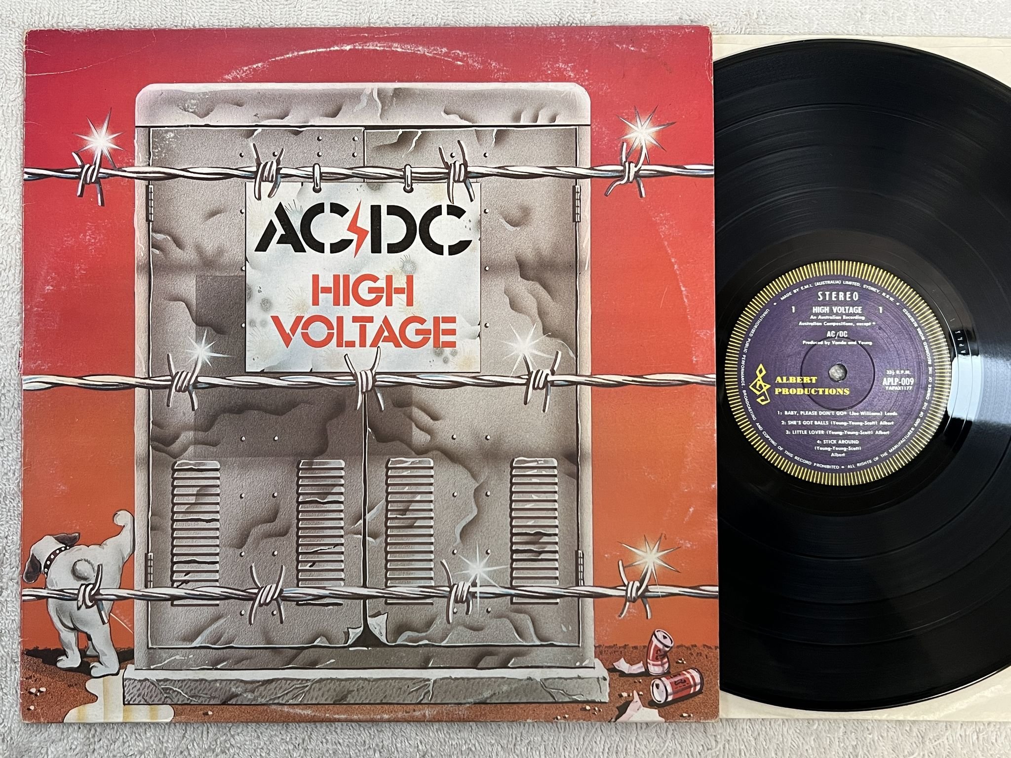 Omslagsbild för skivan AC/DC High Voltage LP -77 Australien 2nd Ed ALBERT APLP 009 *** RARE ***