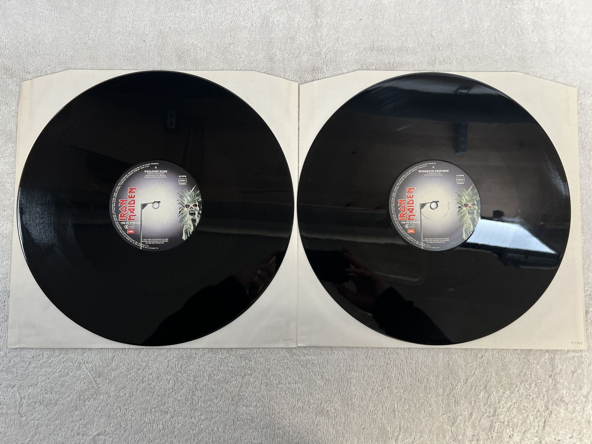 Omslagsbild för skivan IRON MAIDEN Women In Uniform · Twilight Zone 2x12"Single -90 EMI 198 2037236