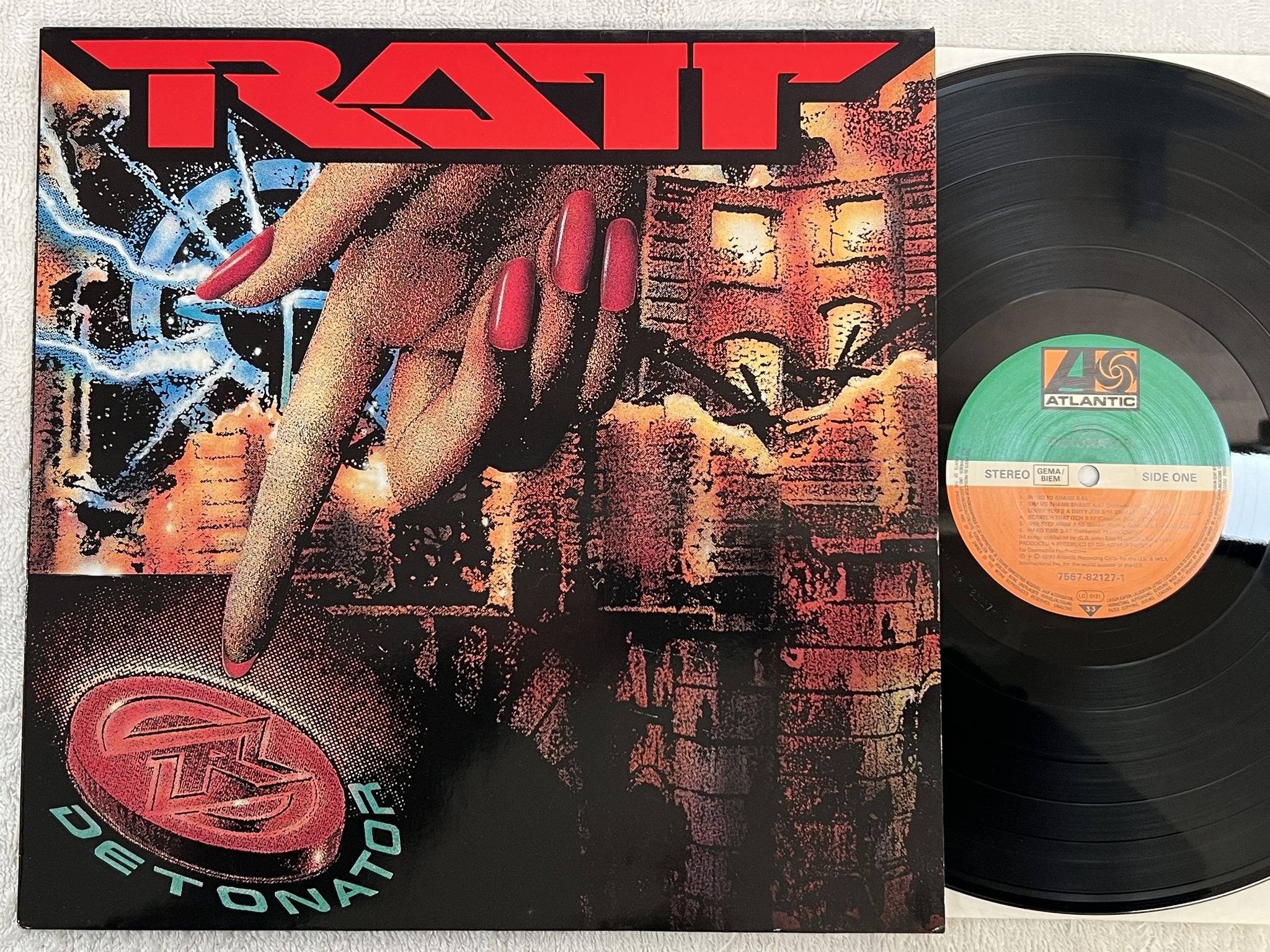 Omslagsbild för skivan RATT detonator LP -90 Ger ATLANTIC 7567 82127 1