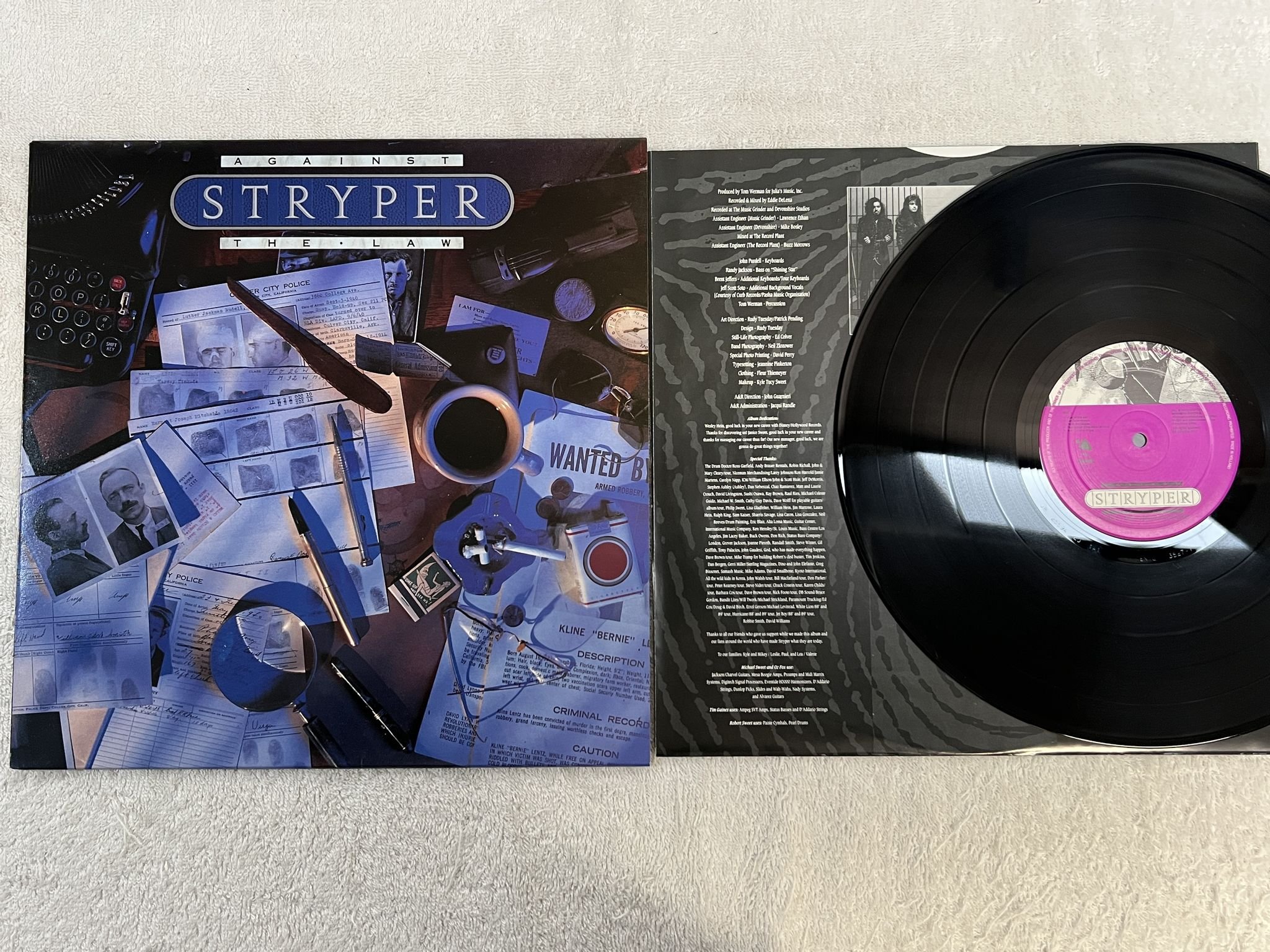 Omslagsbild för skivan STRYPER Against The Law LP -90 Hol ENIGMA 3527-1