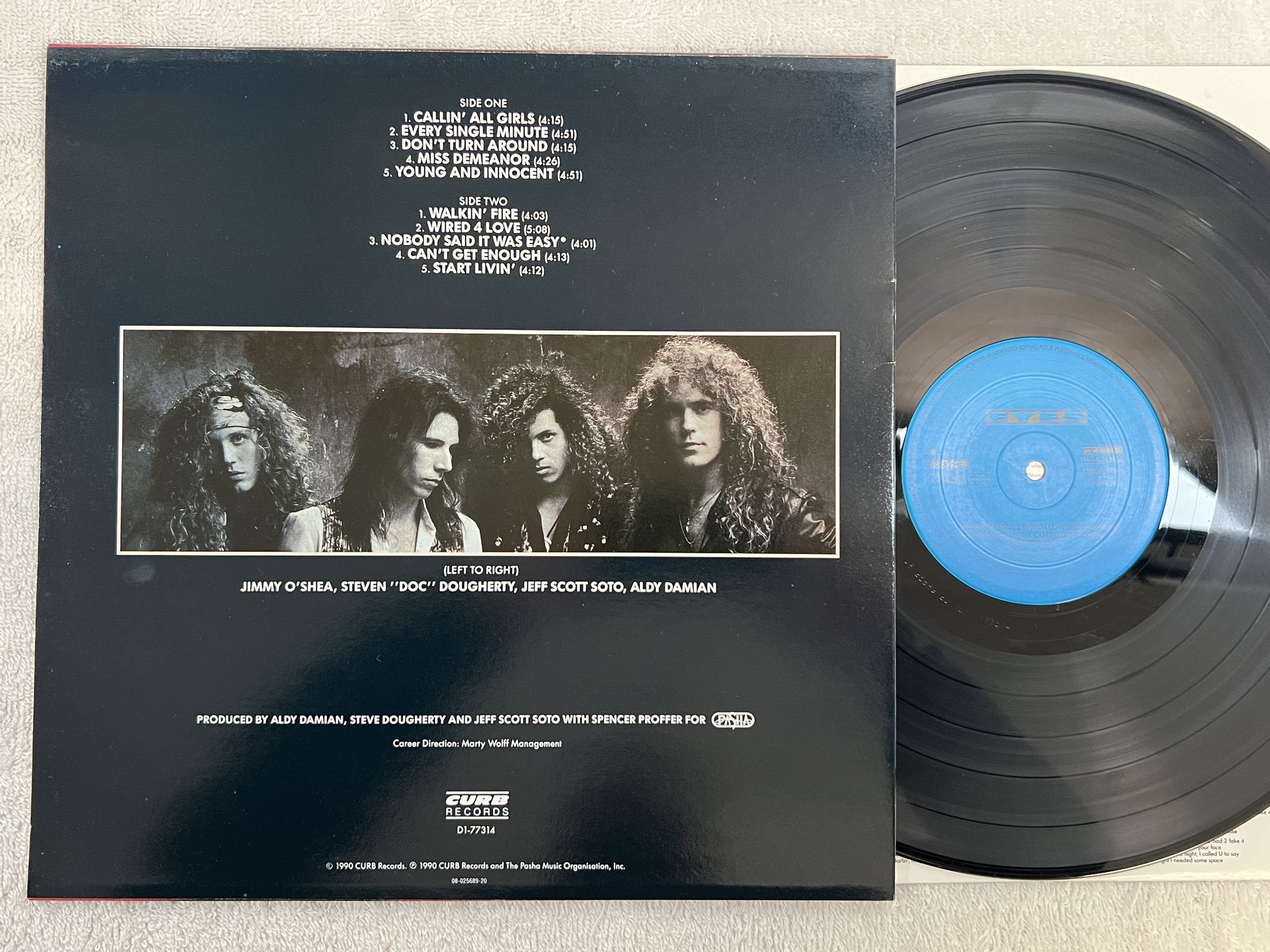 Omslagsbild för skivan EYES s/t LP -90 CURB D1-77314 *** HARD ROCK ***