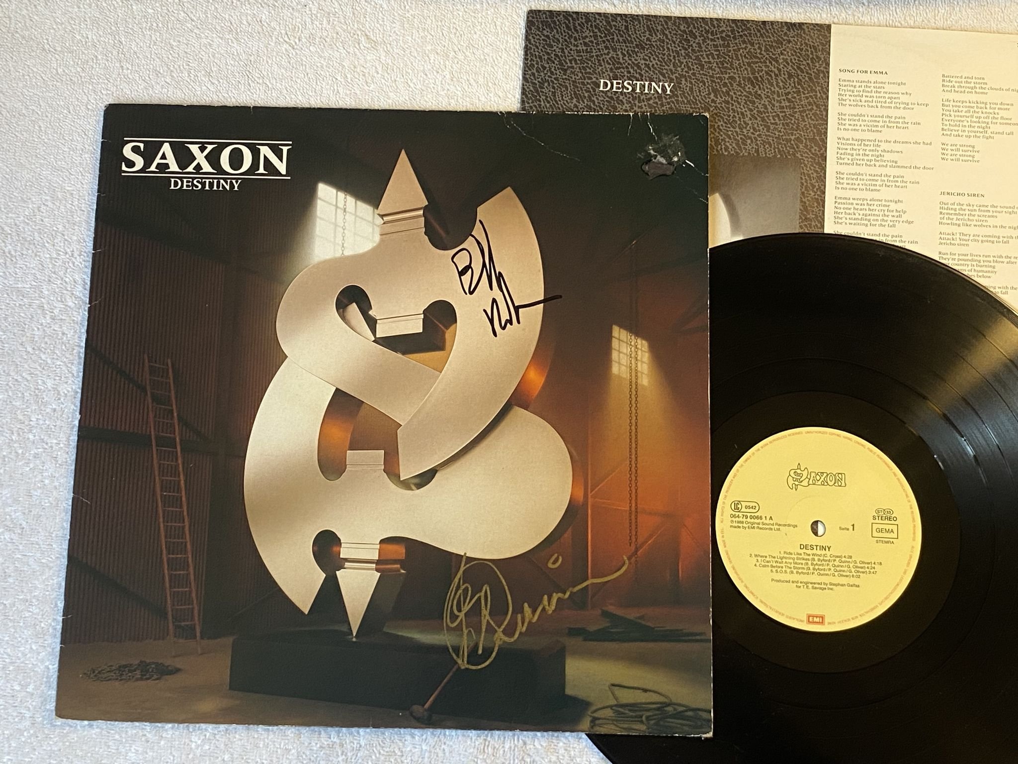 Omslagsbild för skivan SAXON Destiny LP -88 emi 7 90066 1 ** SIGNED COVER BY 2 BAND MEMBERS **