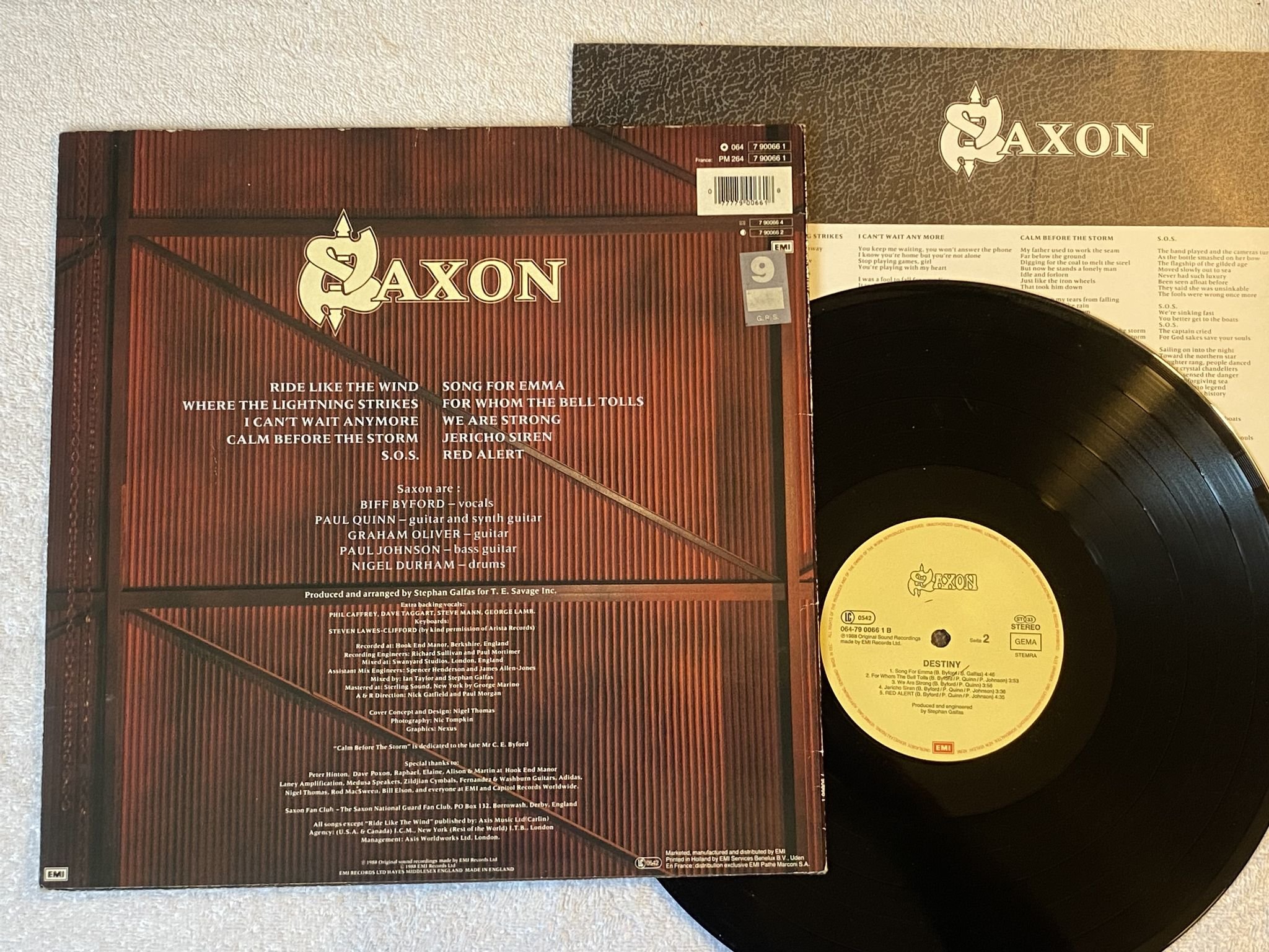 Omslagsbild för skivan SAXON Destiny LP -88 emi 7 90066 1 ** SIGNED COVER BY 2 BAND MEMBERS **