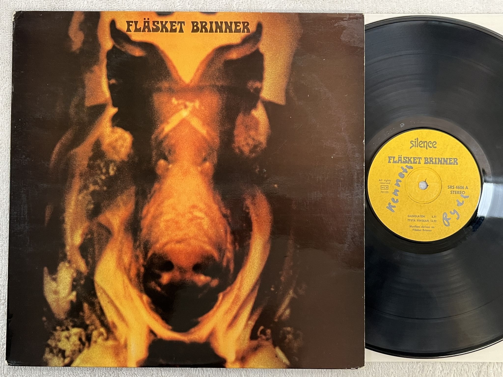 Omslagsbild för skivan FLÄSKET BRINNER s/t LP -70 Swe SILENCE SRS 4606