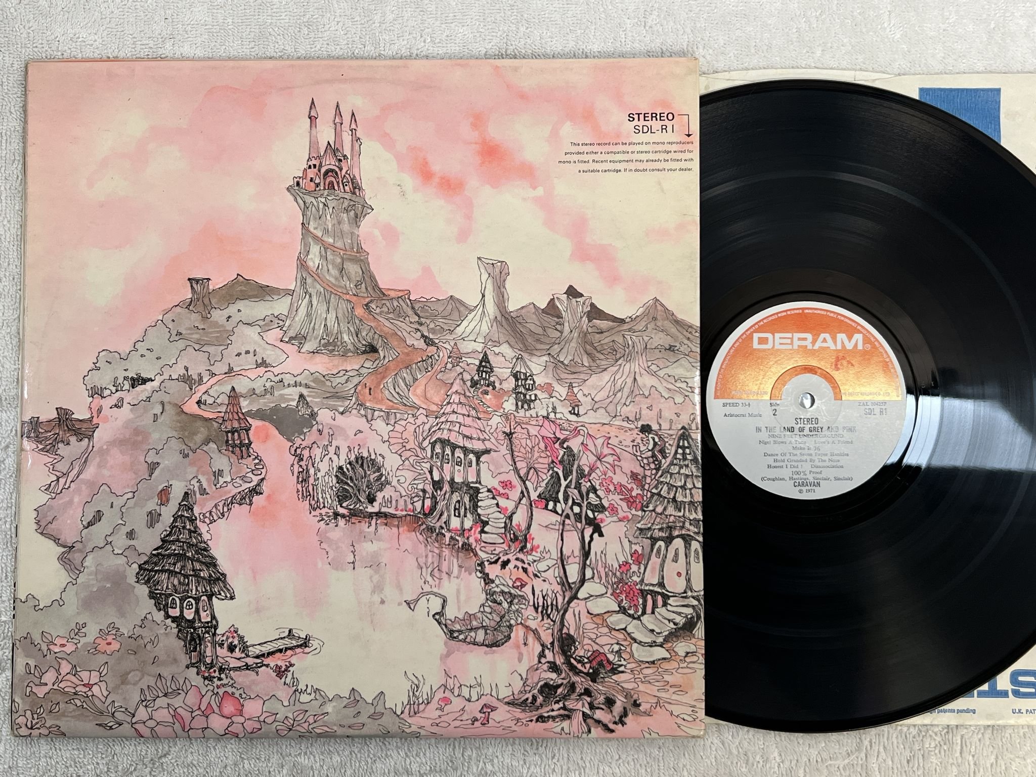 Omslagsbild för skivan CARAVAN In The Land Of Grey And Pink LP -72 UK DERAM SDL R1 ** SIGNED COVER **