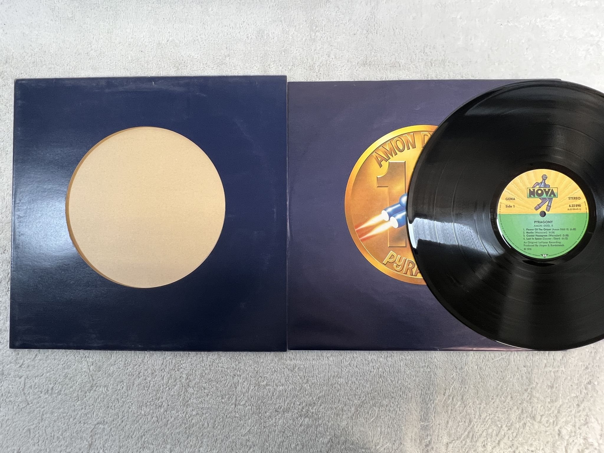 Omslagsbild för skivan AMON DÜÜL II pyragony LP -76 Ger NOVA 622890 *** KRAUT / w/ die cut cover ***