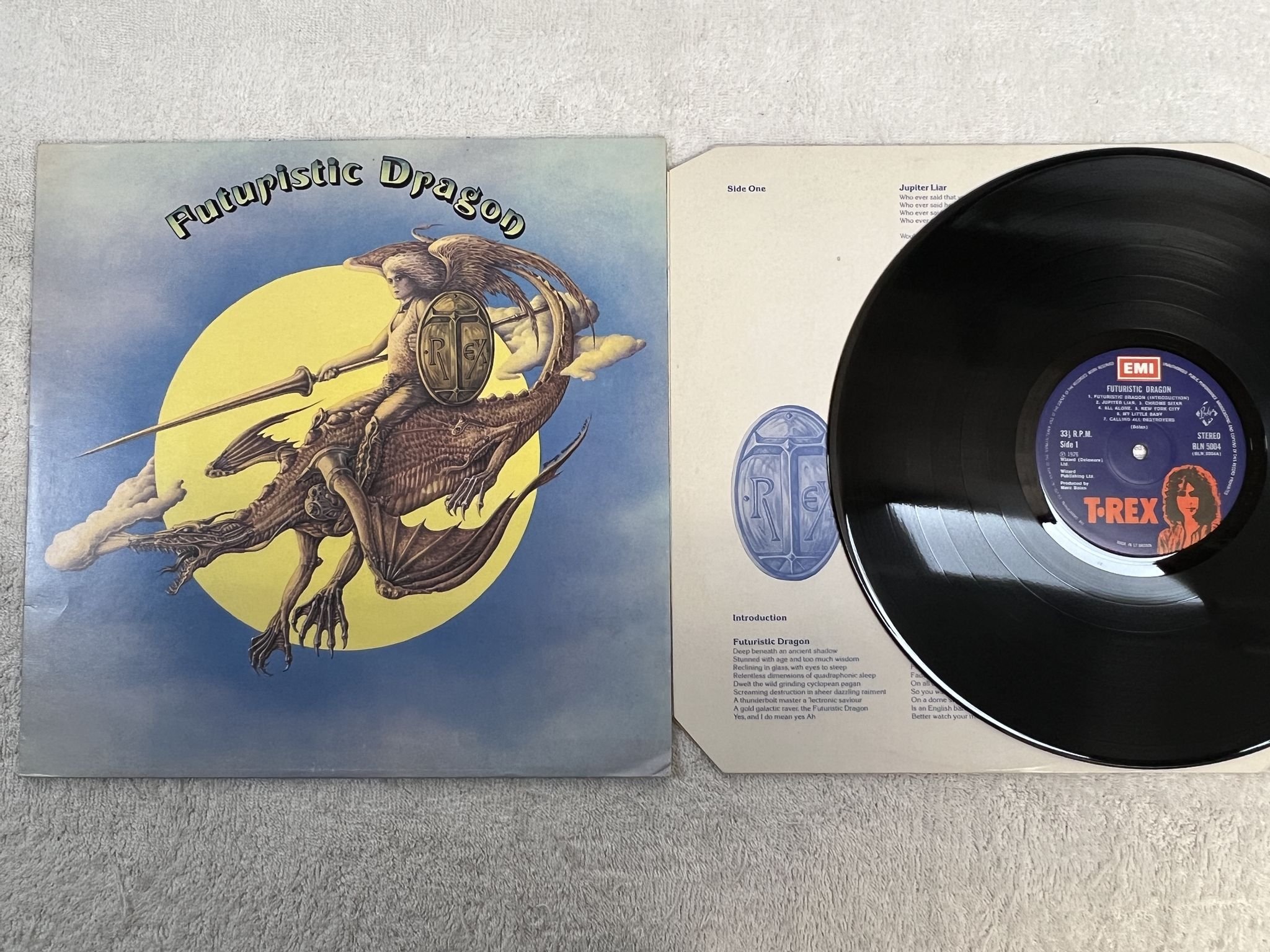 Omslagsbild för skivan T REX futuristic dragon LP -76 UK EMI BLN 5004 *** GLAM ROCK ***