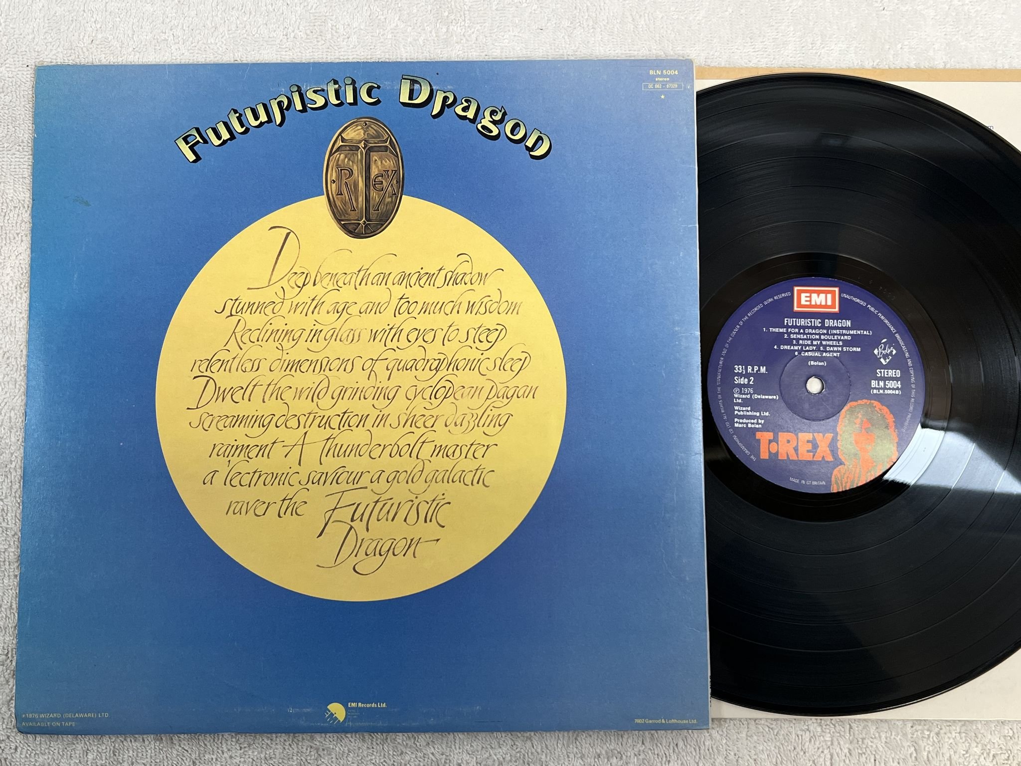 Omslagsbild för skivan T REX futuristic dragon LP -76 UK EMI BLN 5004 *** GLAM ROCK ***