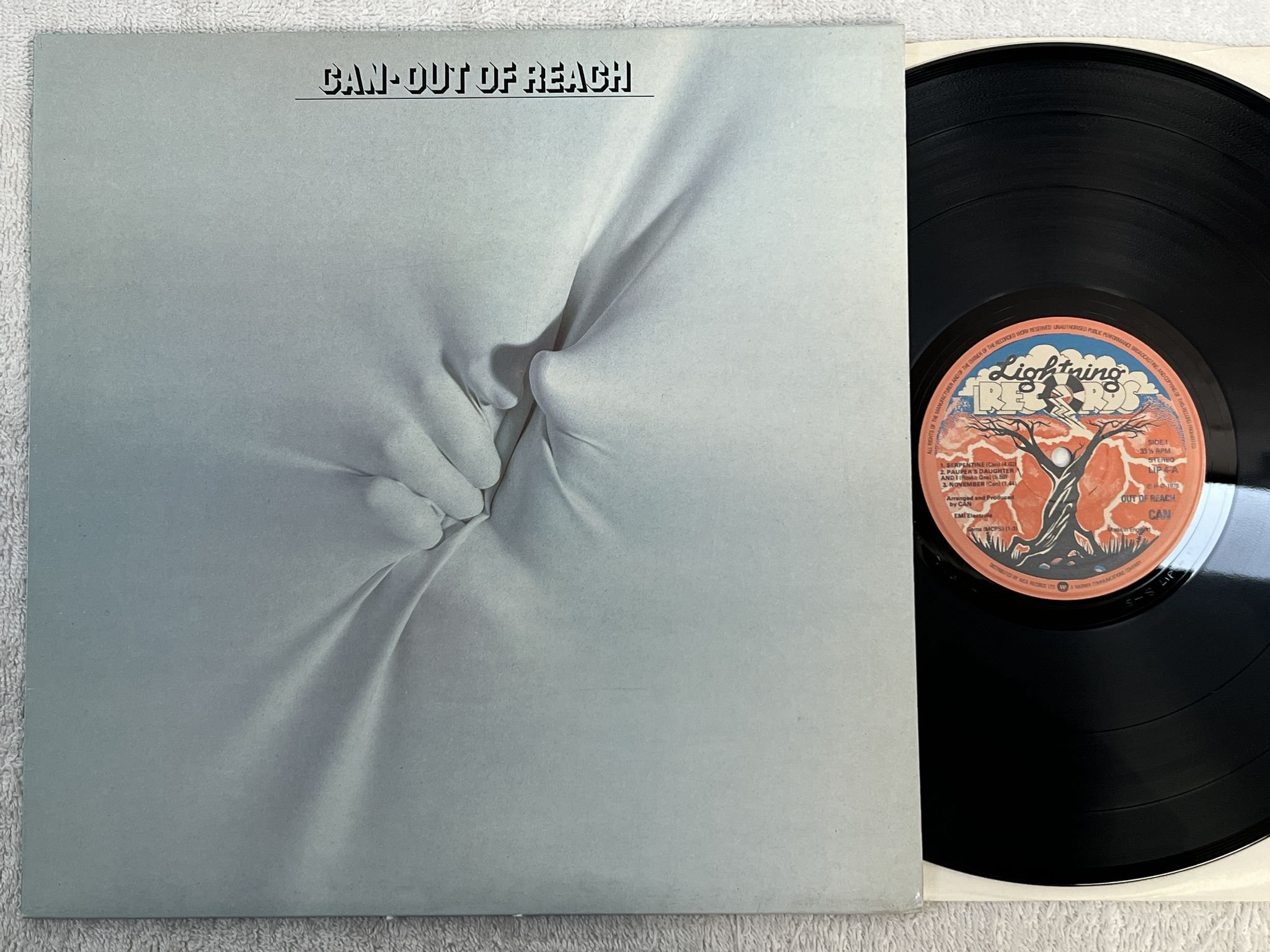 Omslagsbild för skivan CAN out of reach LP -78 UK LIGHTNING LIP 4 *** Krautrock ***