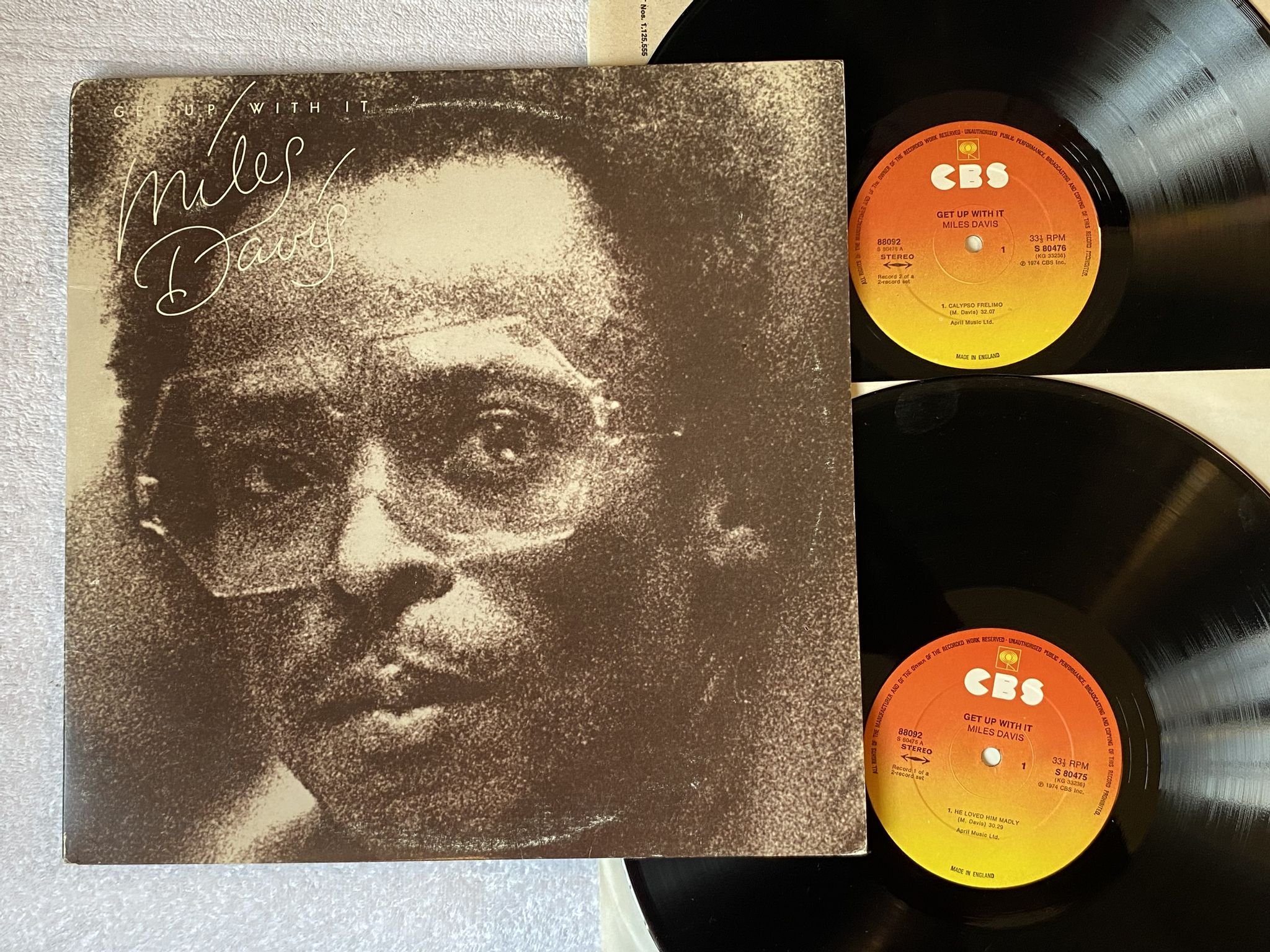 Omslagsbild för skivan MILES DAVIS get up with it 2xLP -74 UK CBS S 80475 *** funky jazz ***