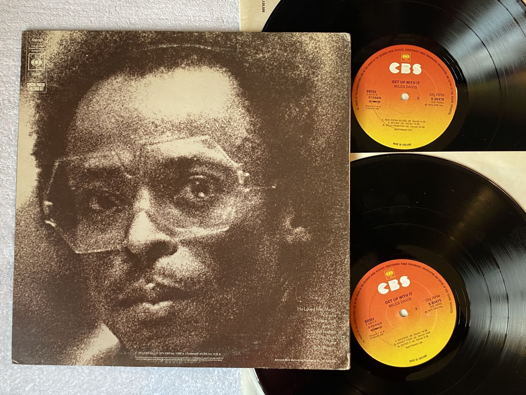 Omslagsbild för skivan MILES DAVIS get up with it 2xLP -74 UK CBS S 80475 *** funky jazz ***