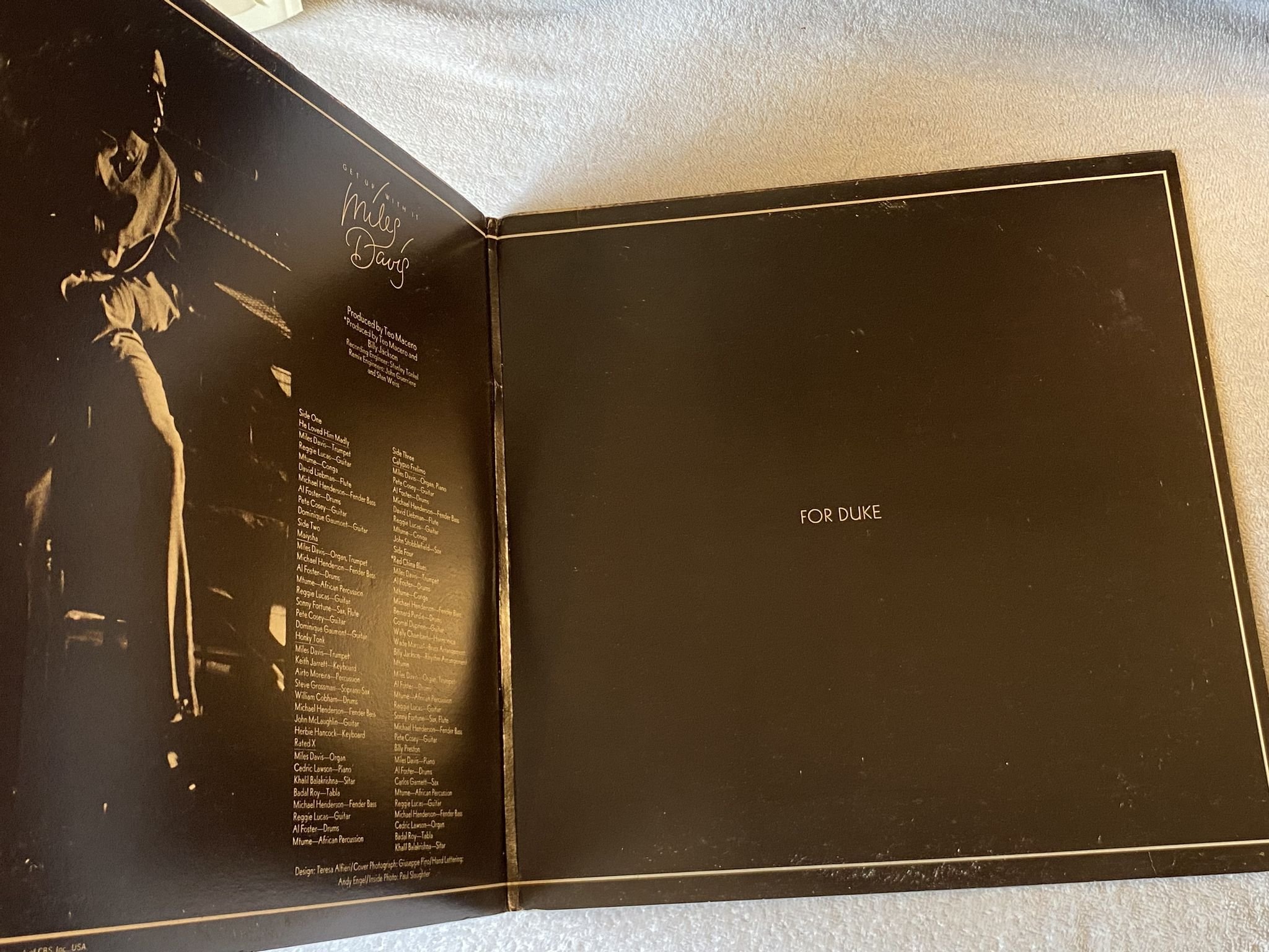 Omslagsbild för skivan MILES DAVIS get up with it 2xLP -74 UK CBS S 80475 *** funky jazz ***