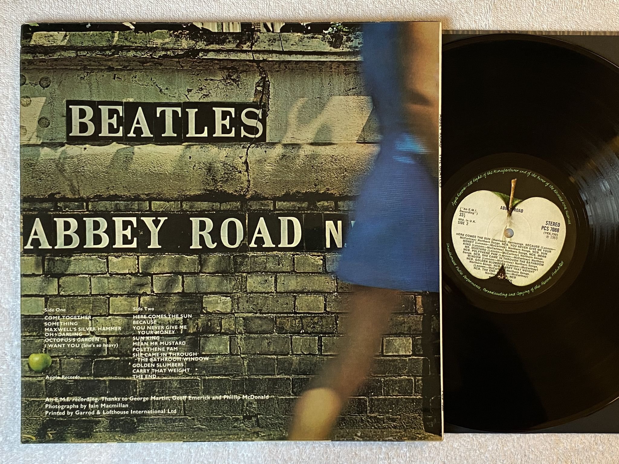 Omslagsbild för skivan THE BEATLES abbey road LP -69 UK APPLE PCS 7088 *** Misaligned Apple ***