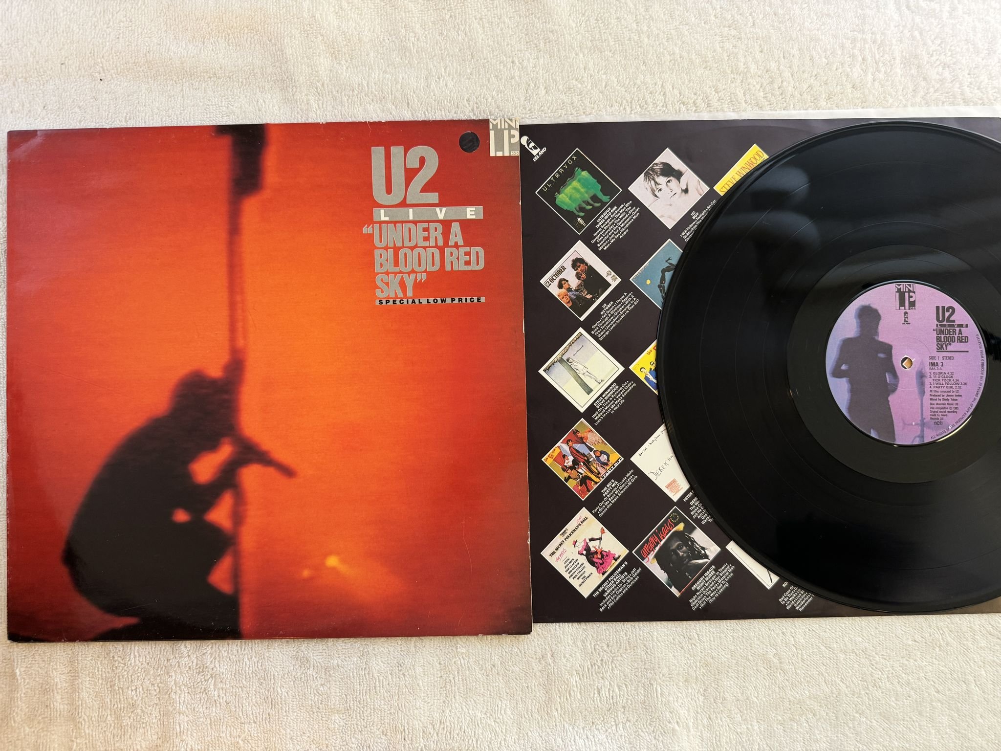 Omslagsbild för skivan U2 under a blood red sky LP -83 ncb ISLAND IMA 3