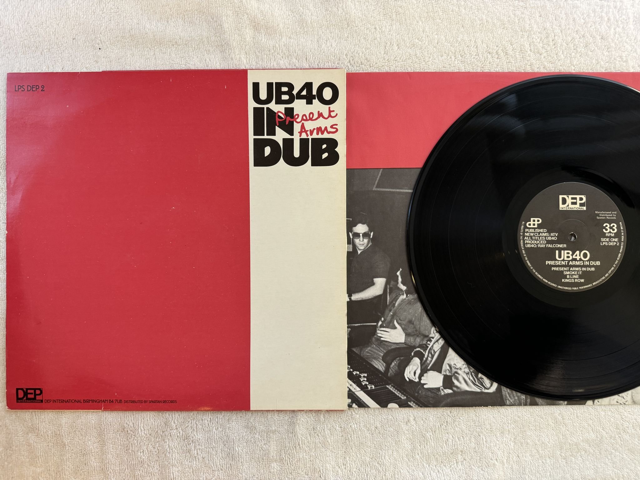 Omslagsbild för skivan UB40 present arms in dub LP -81 UK DEP International LPS DEP 2