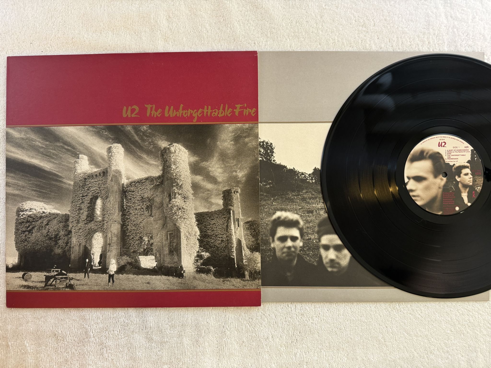 Omslagsbild för skivan U2 the unforgettable fire LP -84 ncb ISLAND U25