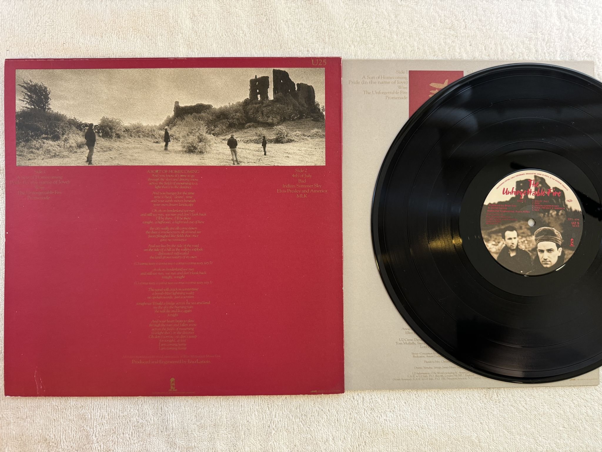 Omslagsbild för skivan U2 the unforgettable fire LP -84 ncb ISLAND U25