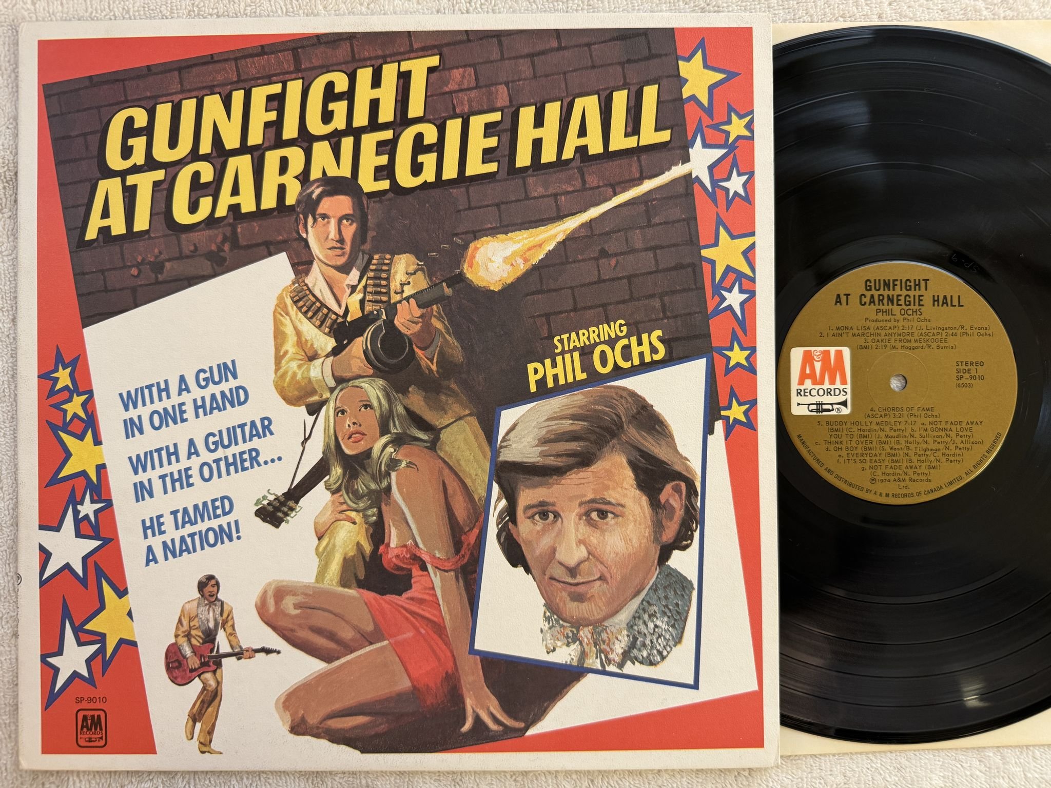 Omslagsbild för skivan PHIL OCHS gunfight at Carnegie Hall LP -74 Can A&M SP-9010