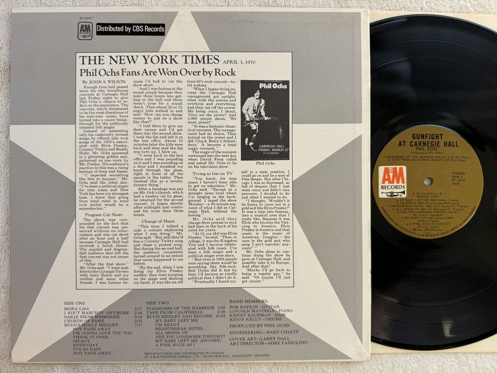 Omslagsbild för skivan PHIL OCHS gunfight at Carnegie Hall LP -74 Can A&M SP-9010