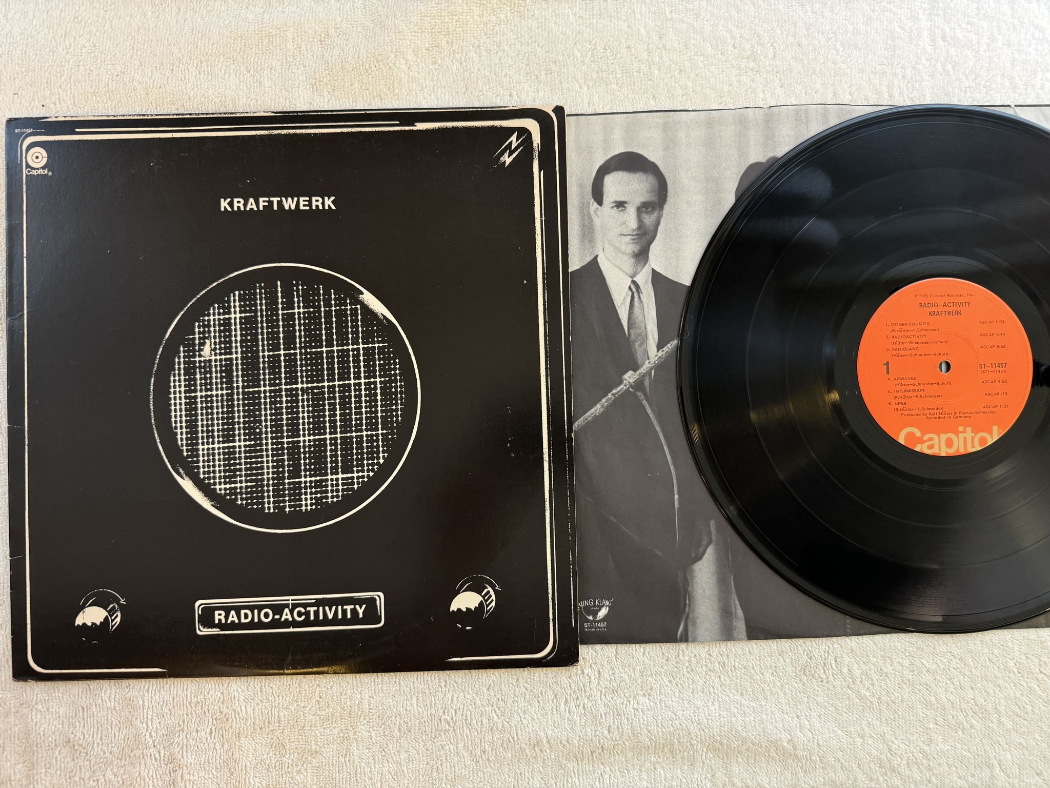 Omslagsbild för skivan KRAFTWERK radio-active LP -75 US CAPITOL ST-11457 **** CLASSIC ****