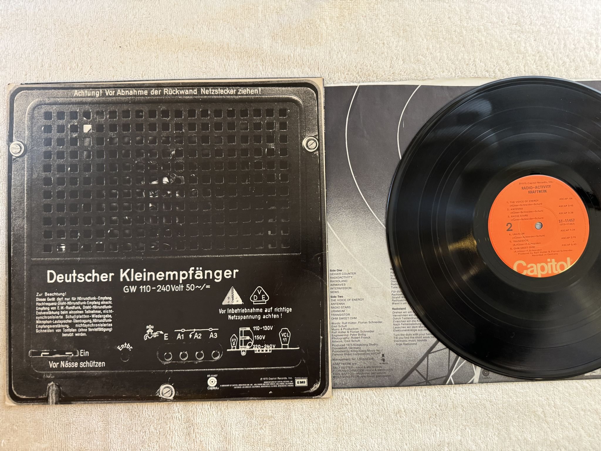 Omslagsbild för skivan KRAFTWERK radio-active LP -75 US CAPITOL ST-11457 **** CLASSIC ****