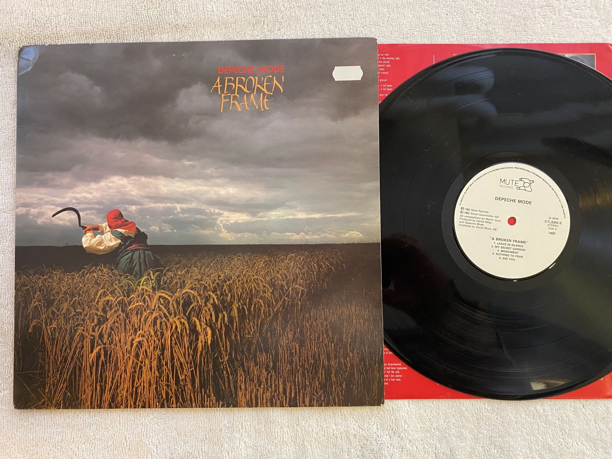 Omslagsbild för skivan DEPECHE MODE a broken frame LP -82 ncb MUTE STUMM-9