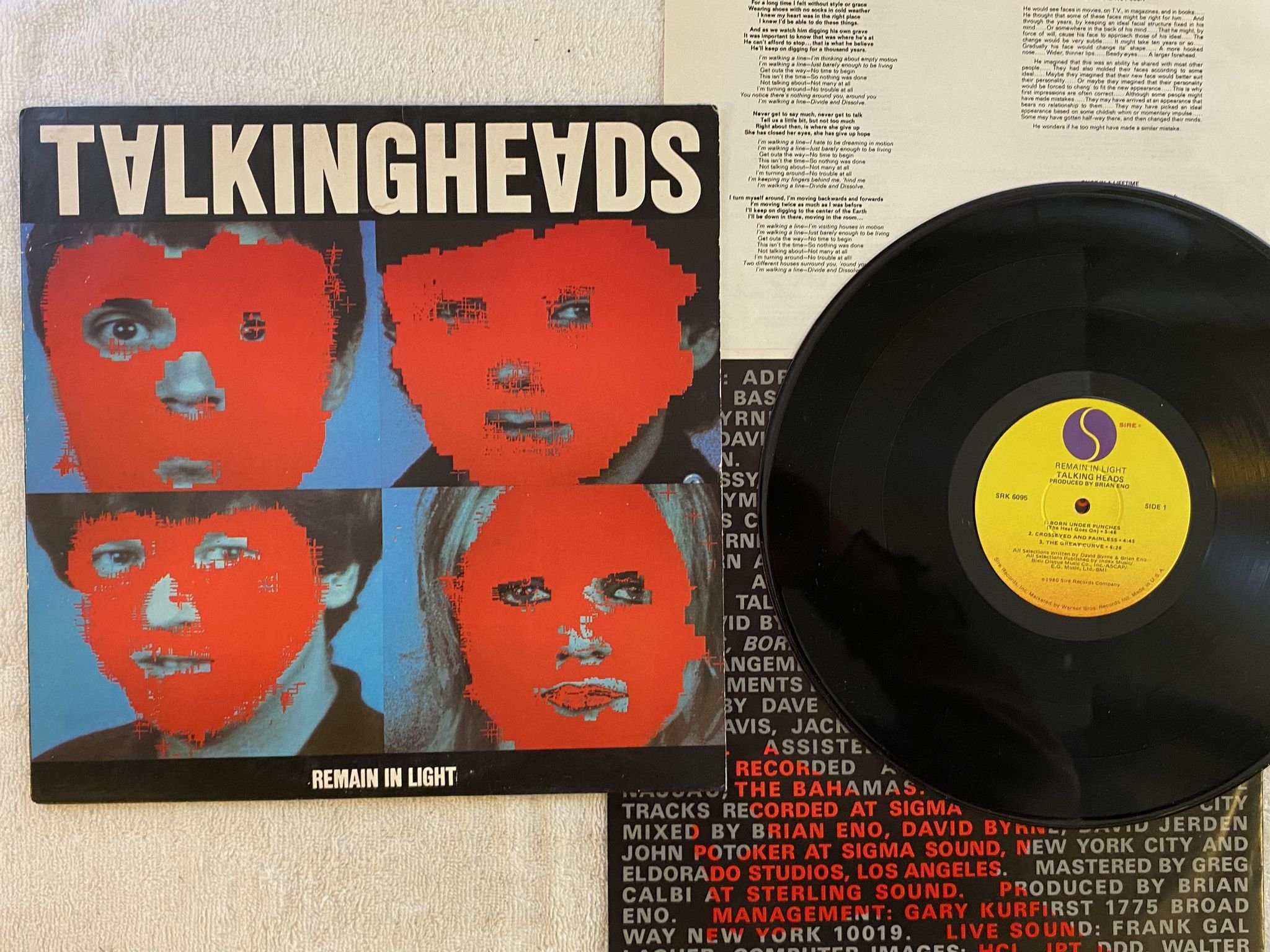 Omslagsbild för skivan TALKING HEADS remain in light LP -80 US SIRE SRK 6095