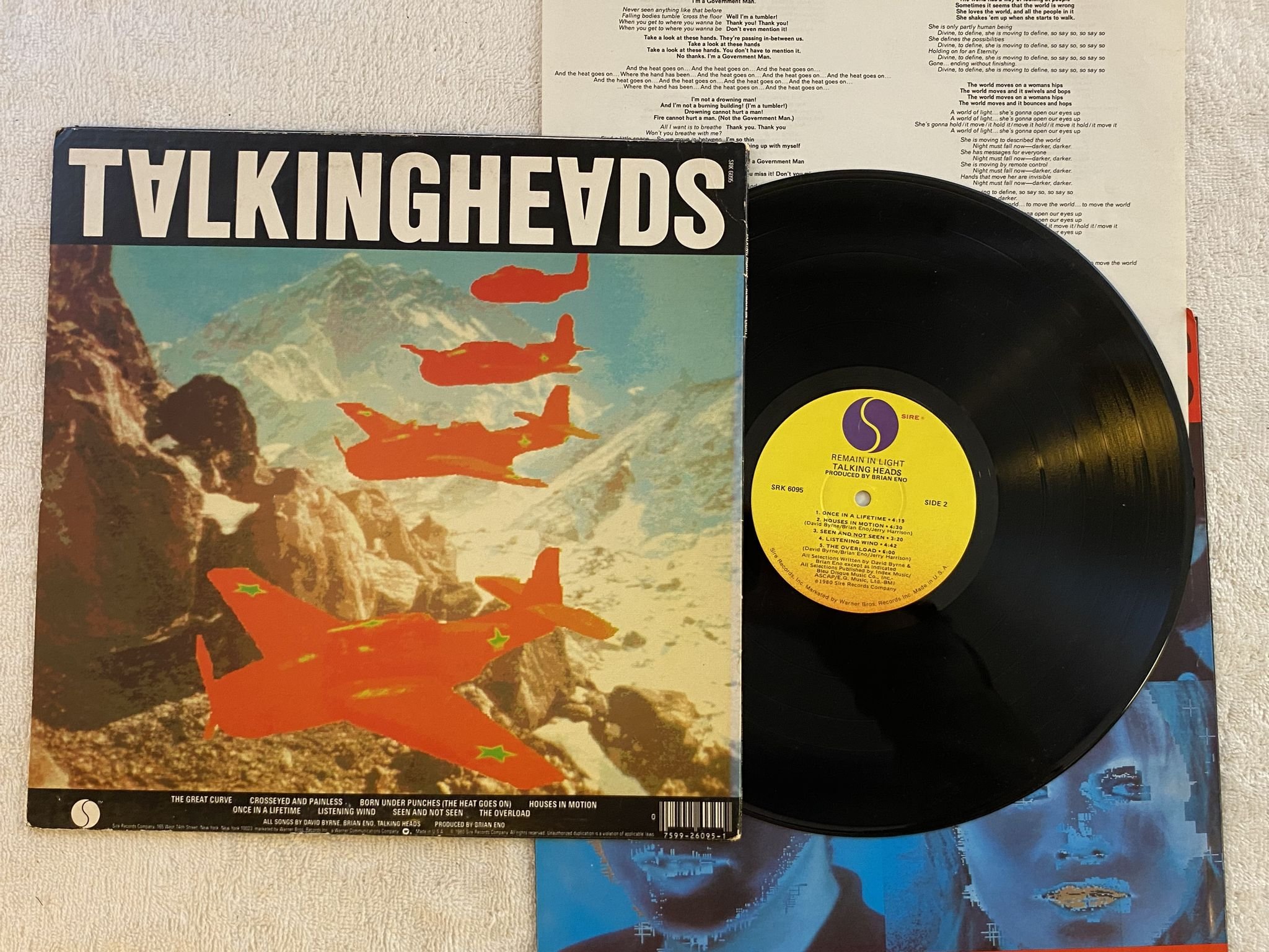 Omslagsbild för skivan TALKING HEADS remain in light LP -80 US SIRE SRK 6095