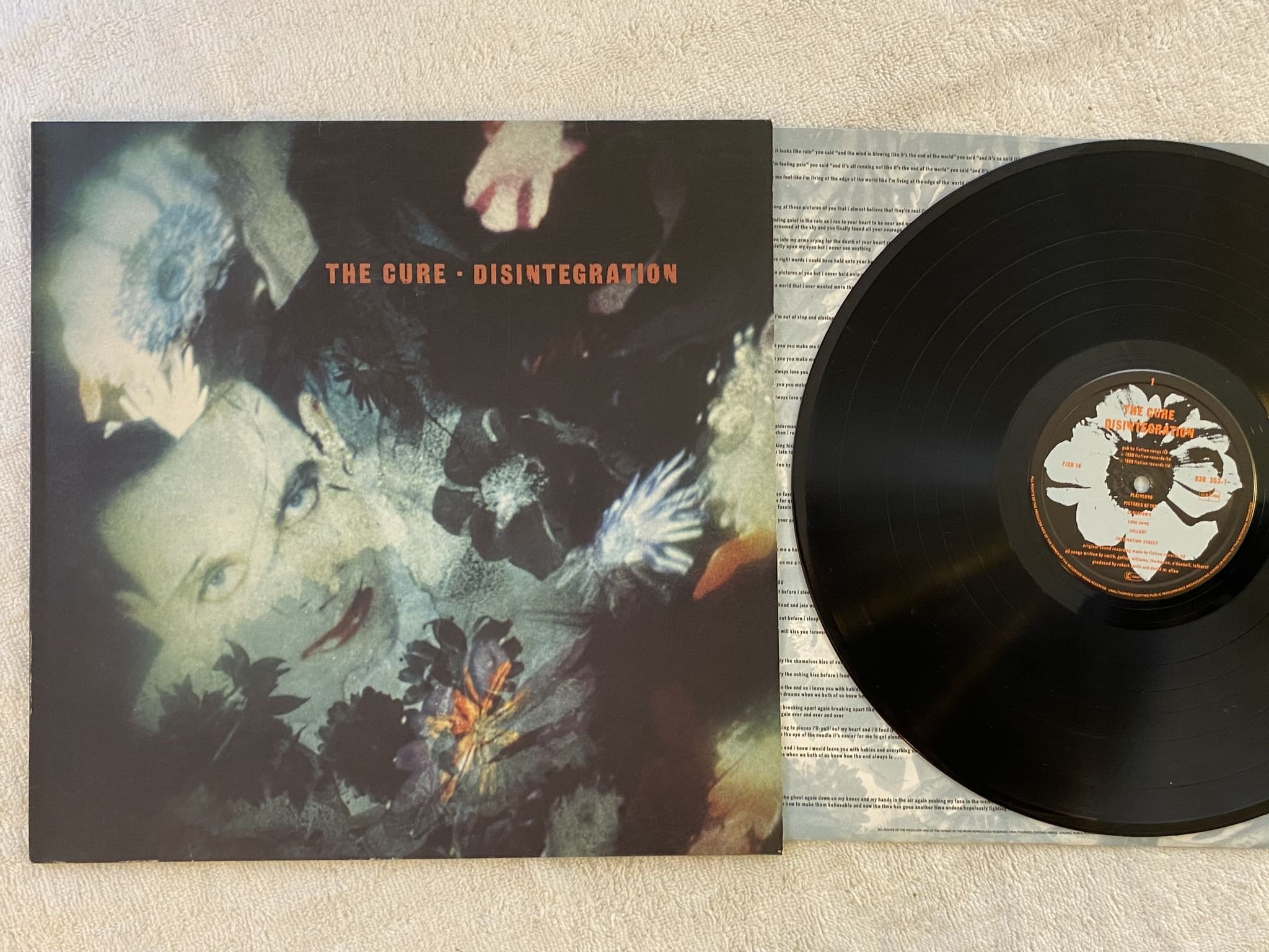 Omslagsbild för skivan THE CURE disintegration LP -89 FICTION 839353-1 *Smooth Cover, Big Centre Ring*