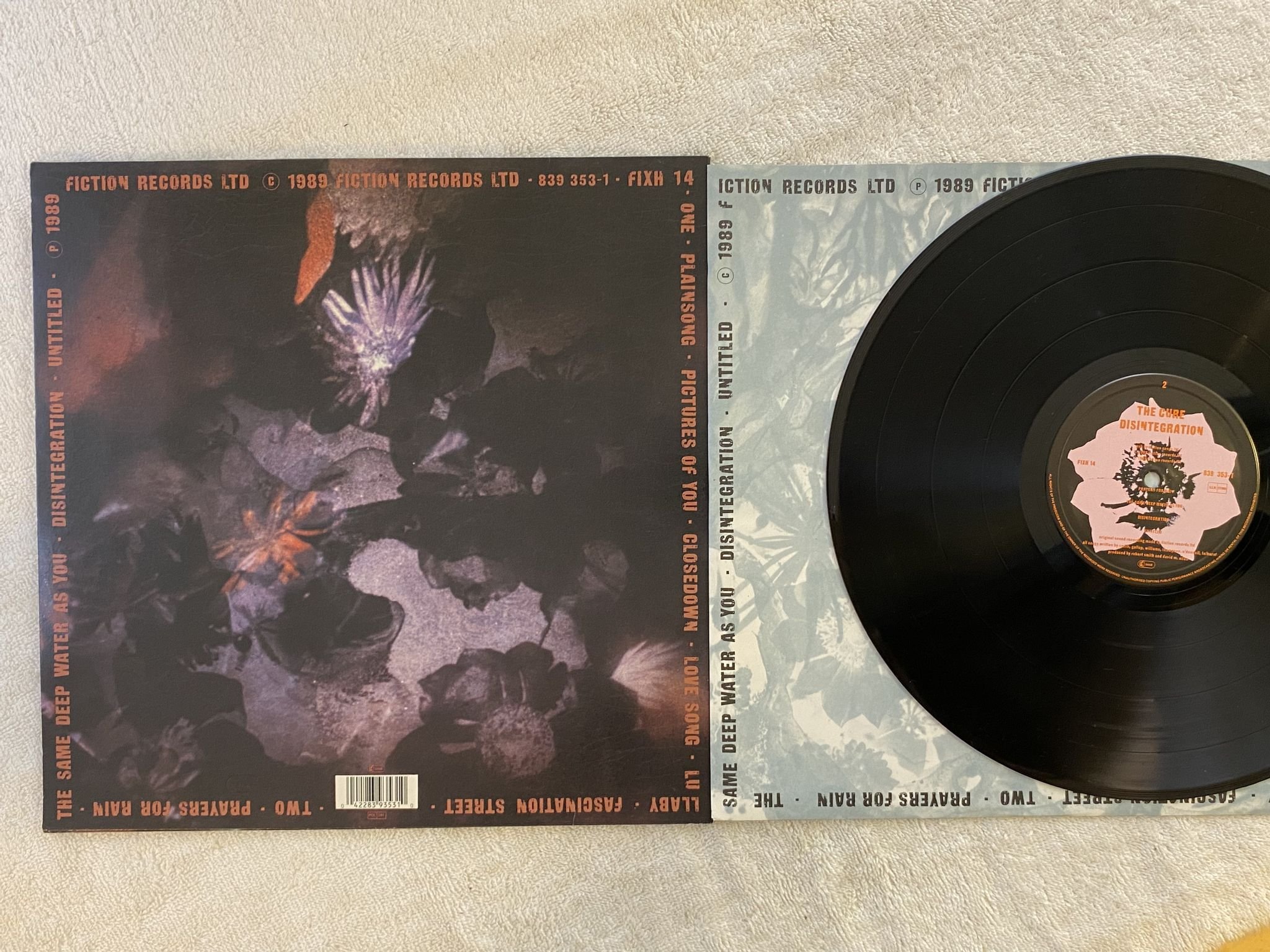Omslagsbild för skivan THE CURE disintegration LP -89 FICTION 839353-1 *Smooth Cover, Big Centre Ring*