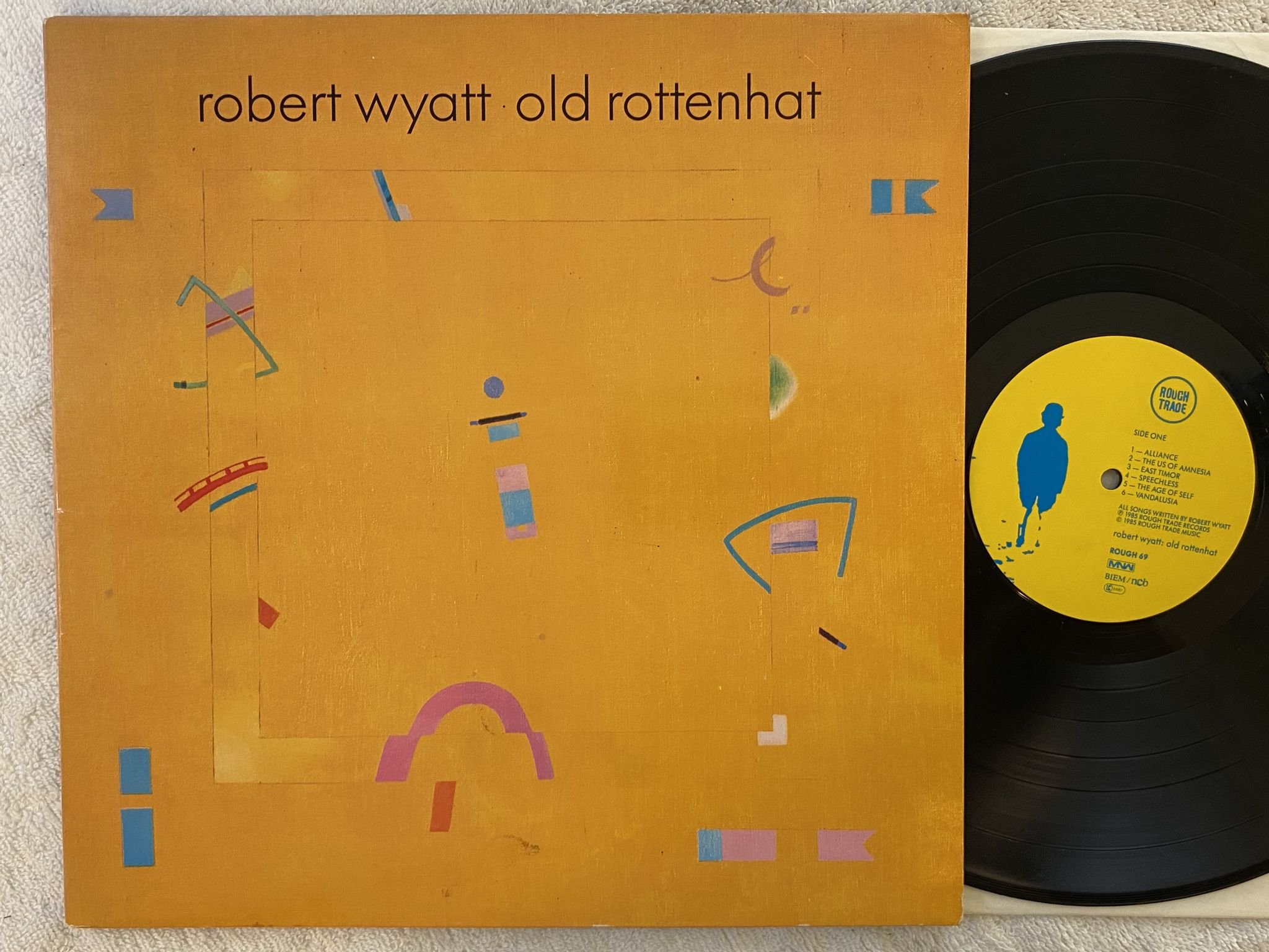 Omslagsbild för skivan ROBERT WYATT old rottenhat LP -85 ROUGH TRADE ROUGH 69