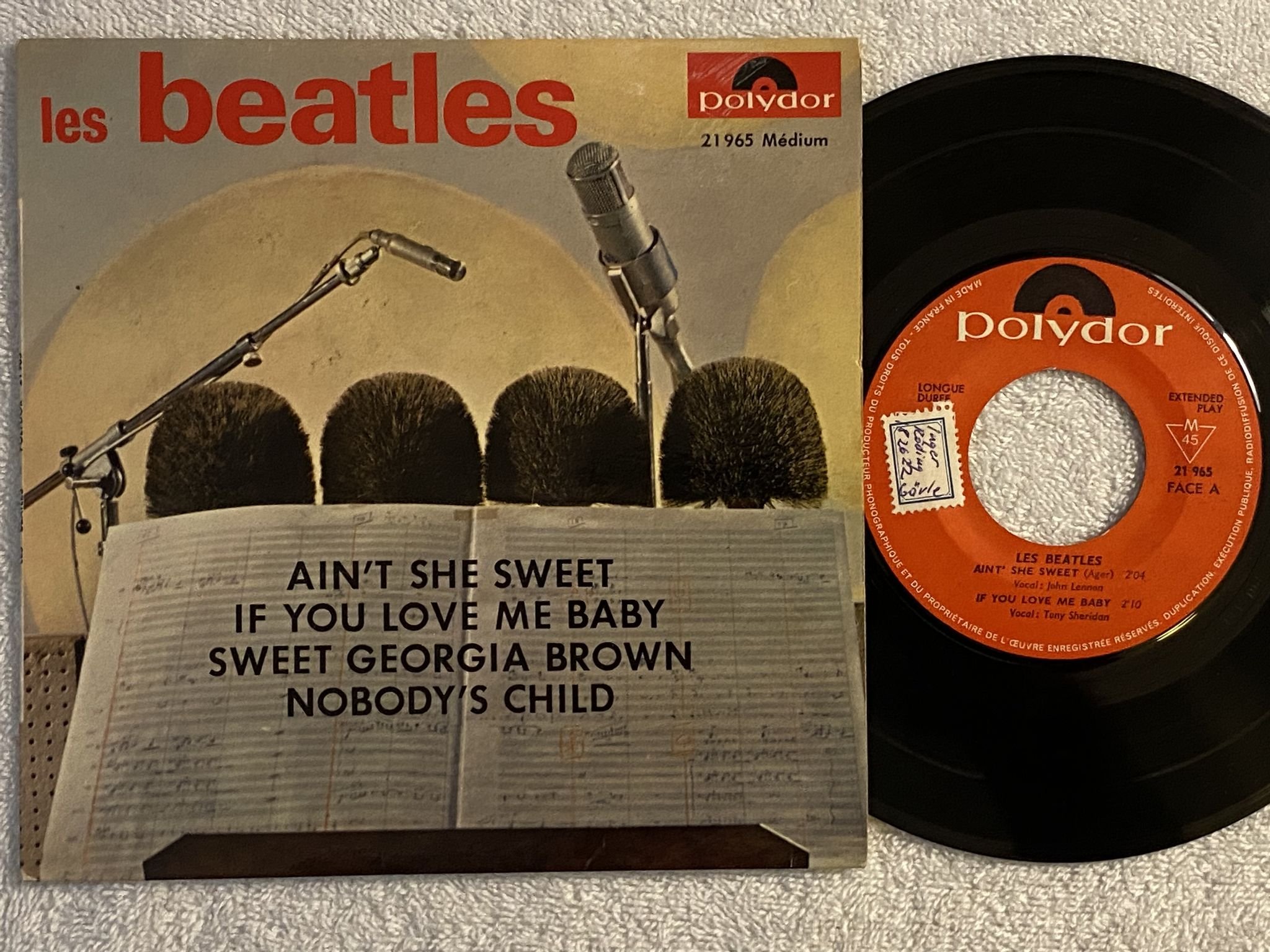 Omslagsbild för skivan LES BEATLES ain't she sweet 7"ep -64 Fra POLYDOR 21965