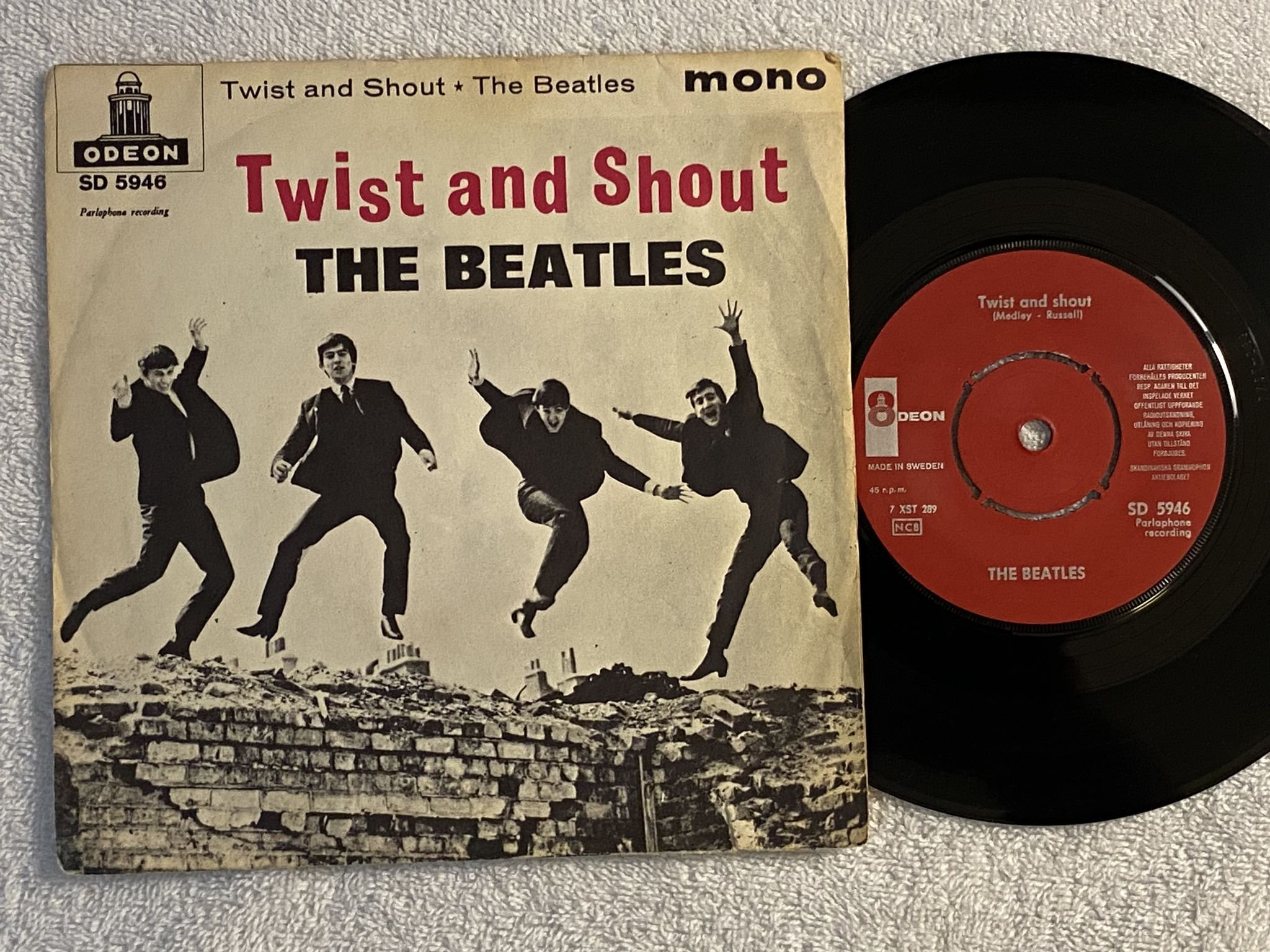 Omslagsbild för skivan THE BEATLES twist & shout 7" -63 Swe ODEON SD 5946
