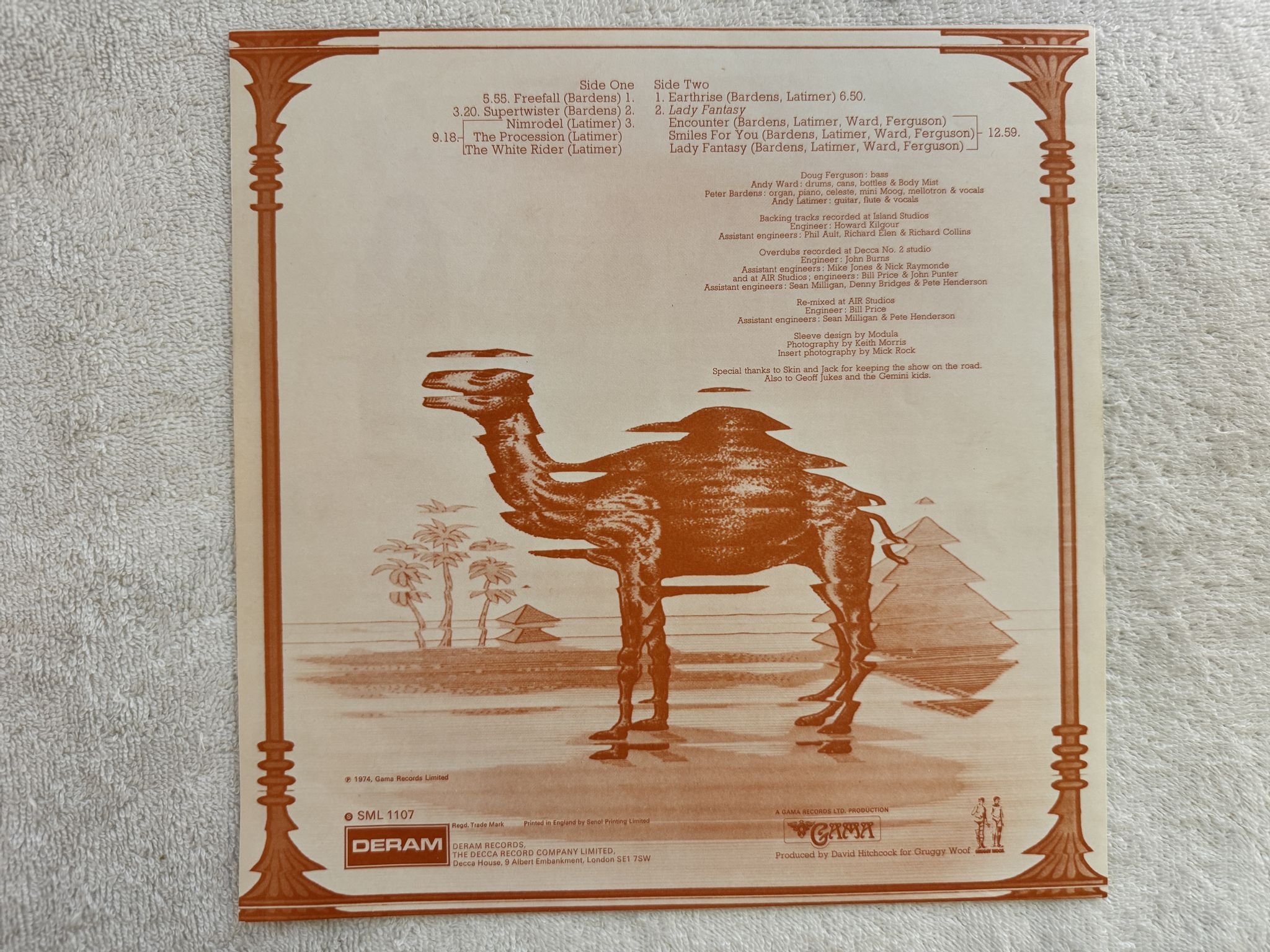 Omslagsbild för skivan CAMEL mirage LP -74 UK DERAM SML 1107