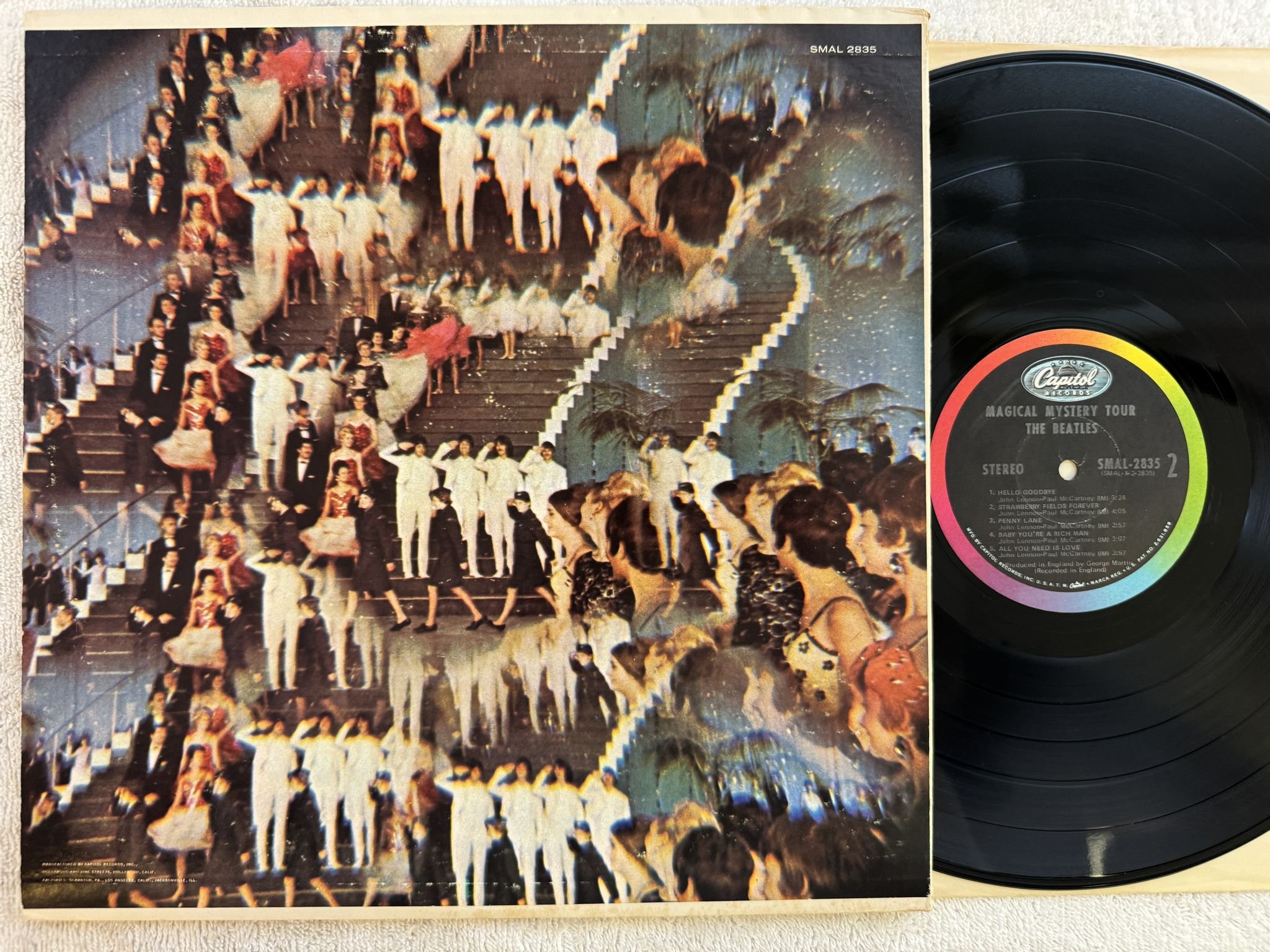 Omslagsbild för skivan THE BEATLES magical mystery tour LP re US CAPITOL SMAL-2835