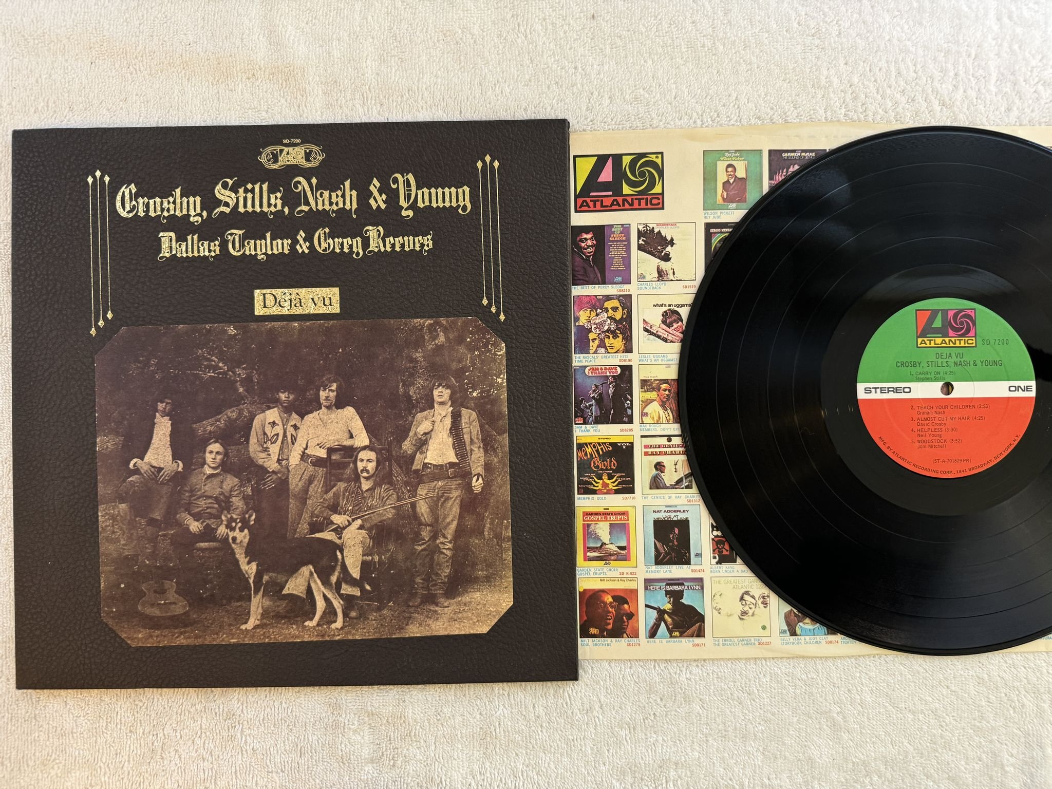 Omslagsbild för skivan CROSBY STILLS NASH & YOUNG Déjà Vu LP -70 US * Presswell / Faux-Leather cover *