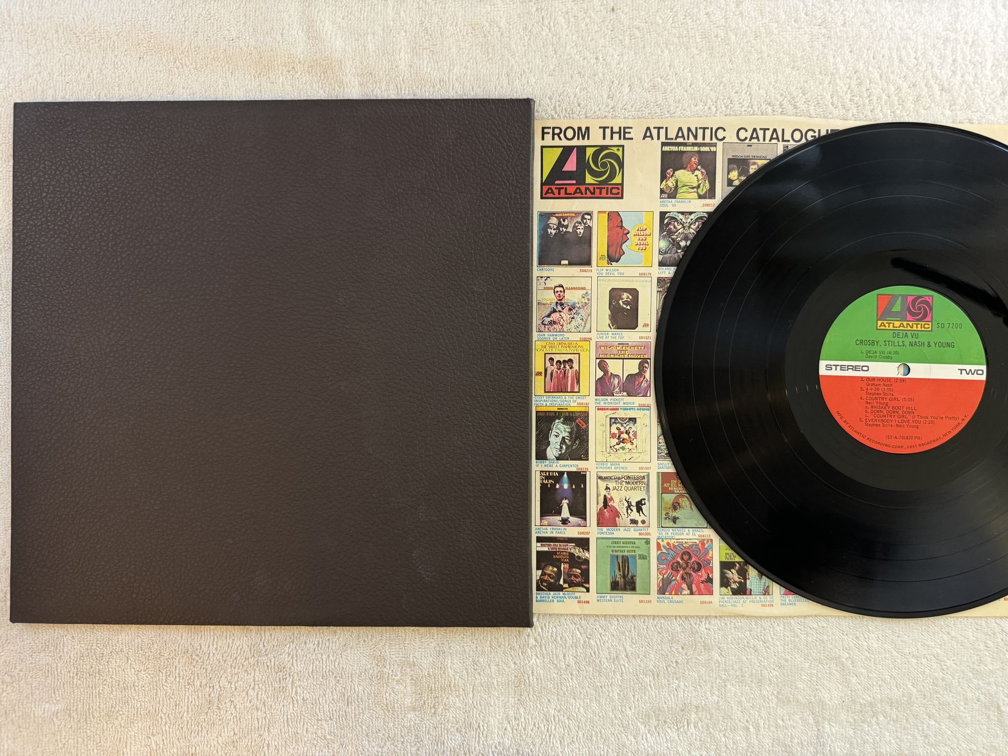 Omslagsbild för skivan CROSBY STILLS NASH & YOUNG Déjà Vu LP -70 US * Presswell / Faux-Leather cover *