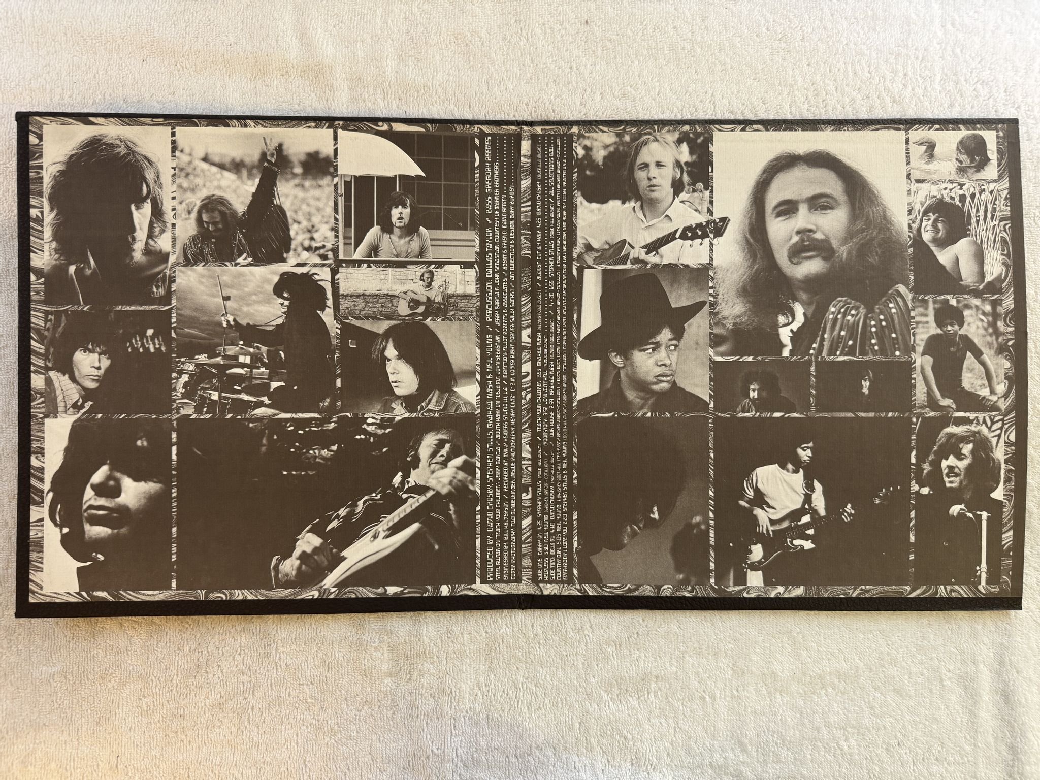 Omslagsbild för skivan CROSBY STILLS NASH & YOUNG Déjà Vu LP -70 US * Presswell / Faux-Leather cover *