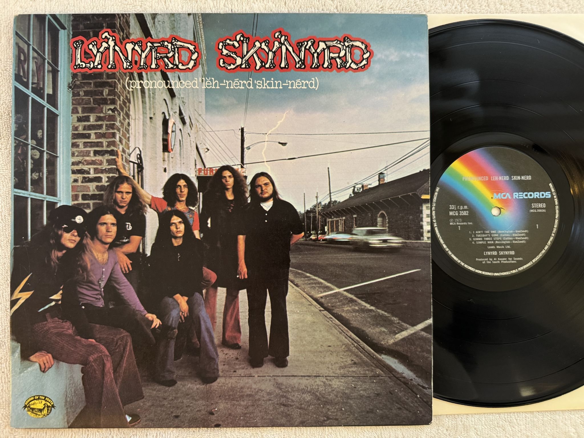 Omslagsbild för skivan LYNYRD SKYNYRD (Pronounced 'Leh-'nérd 'Skin-'nérd) LP -74 UK MCA MCG 3502