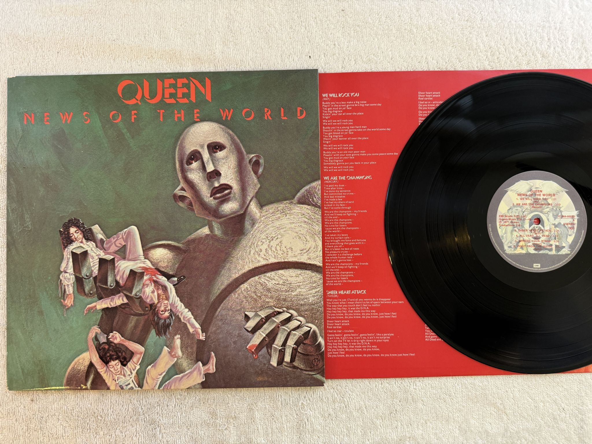 Omslagsbild för skivan QUEEN news of the world LP -77 ncb EMI 7C 064-60033