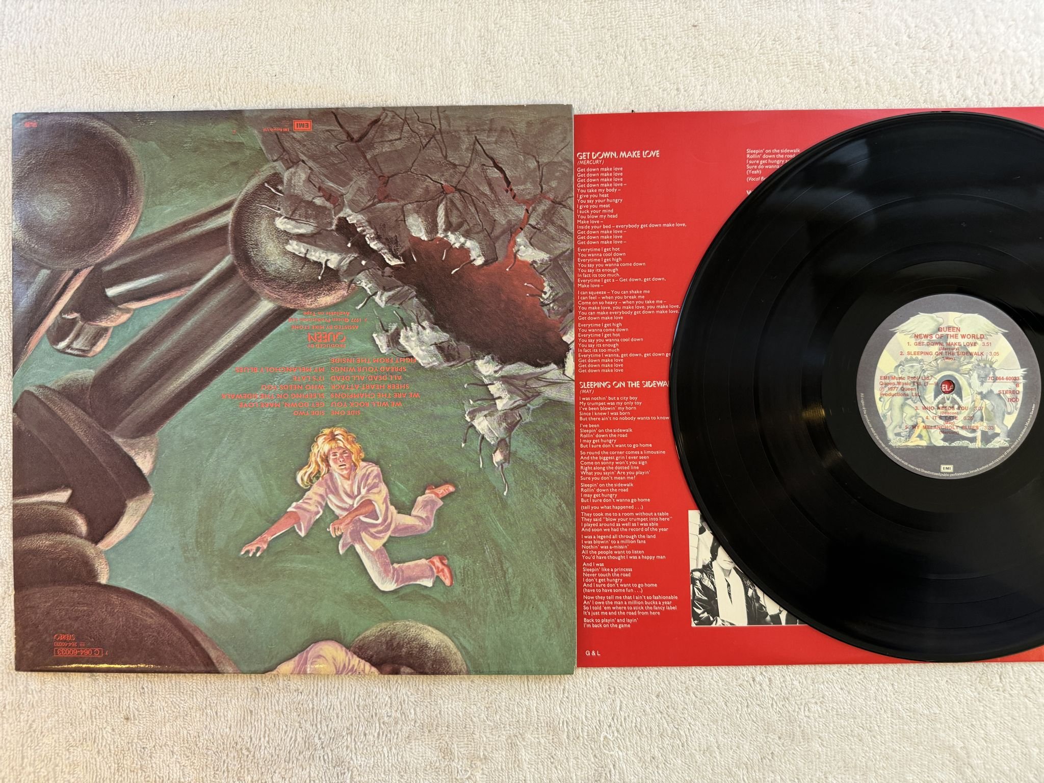 Omslagsbild för skivan QUEEN news of the world LP -77 ncb EMI 7C 064-60033