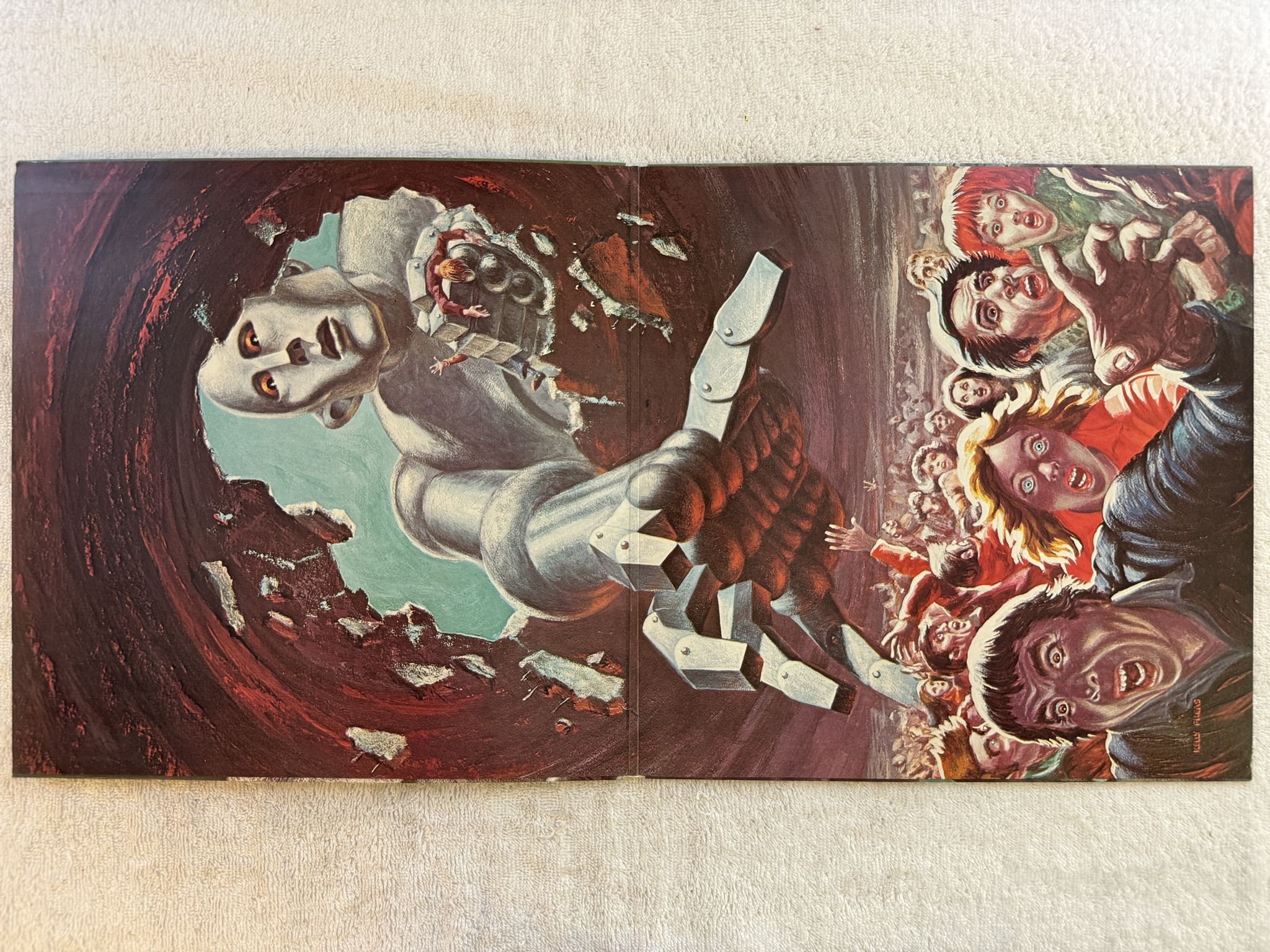 Omslagsbild för skivan QUEEN news of the world LP -77 ncb EMI 7C 064-60033