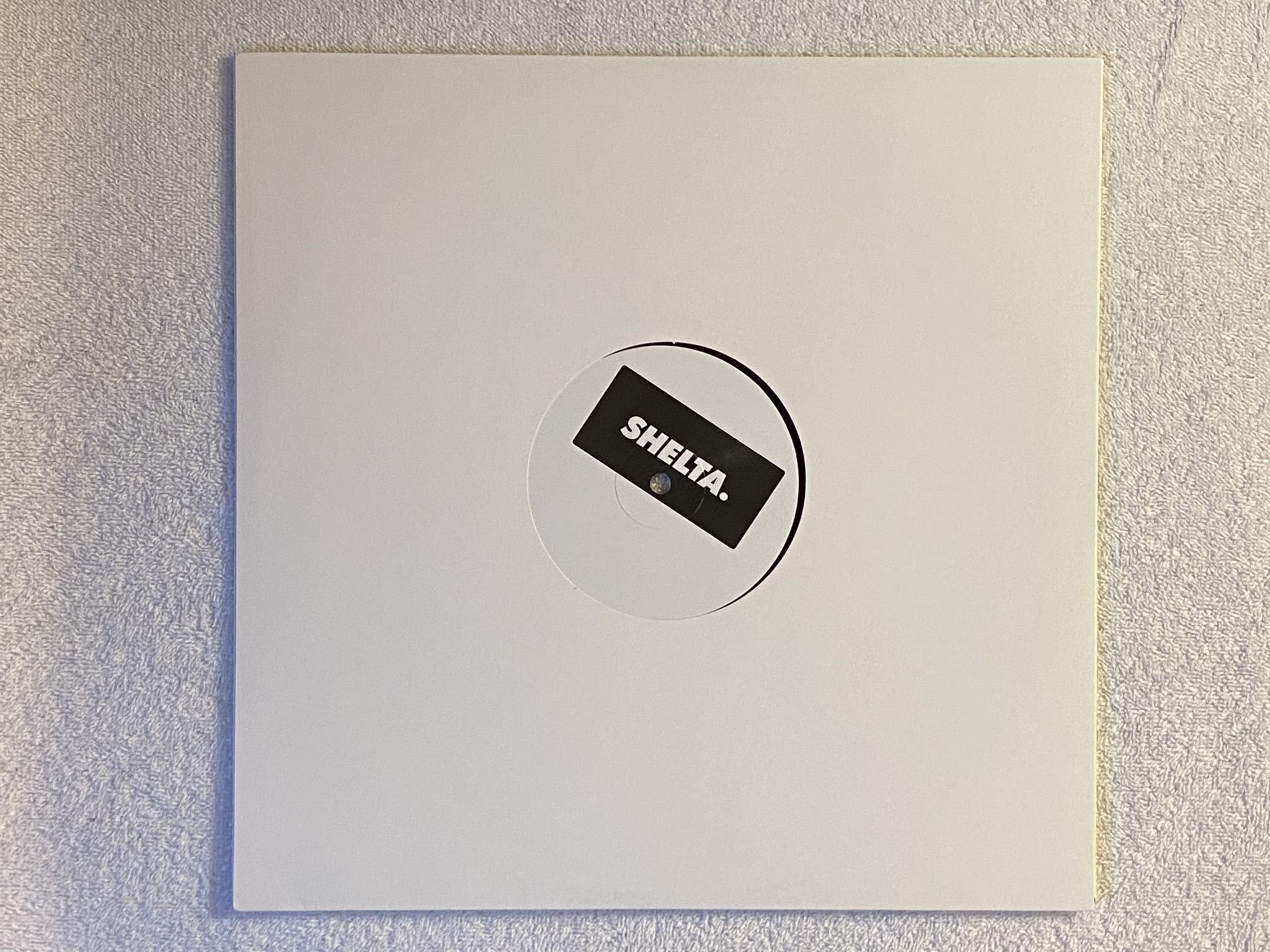 Omslagsbild för skivan ÖVERKLASS Överallt & Ingenstans LP 2016 Swe SHELTA