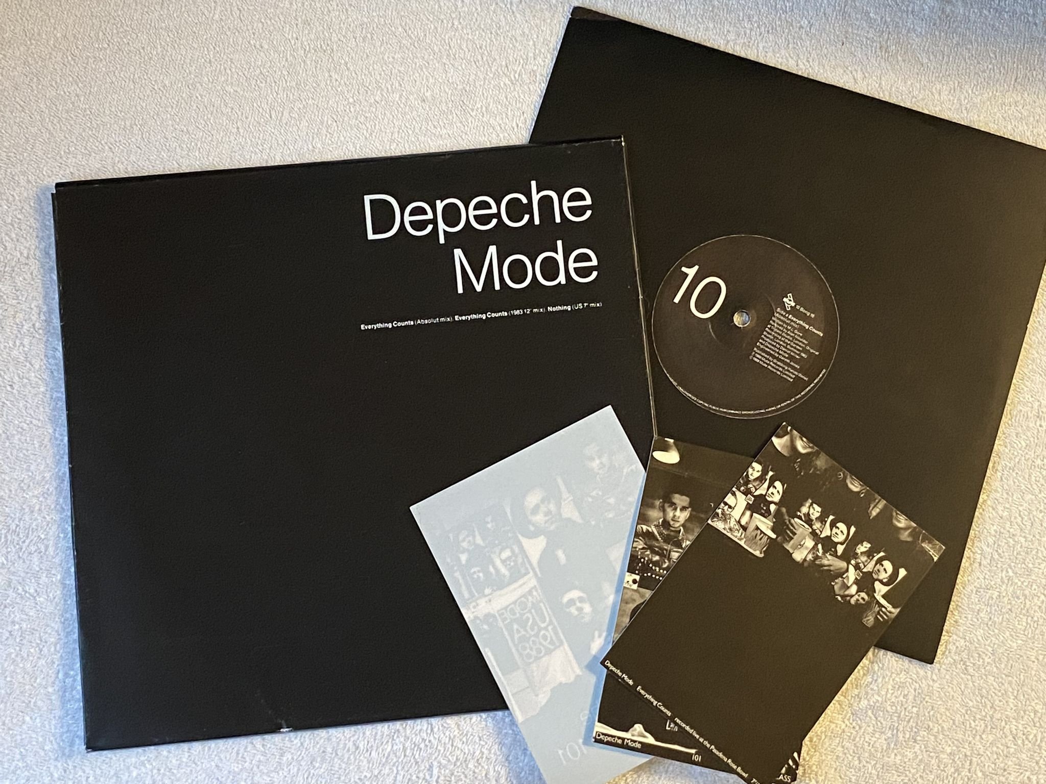 Omslagsbild för skivan DEPECHE MODE everything counts 10" 1989 UK MUTE 10 Bong 16 *** #08114 ***