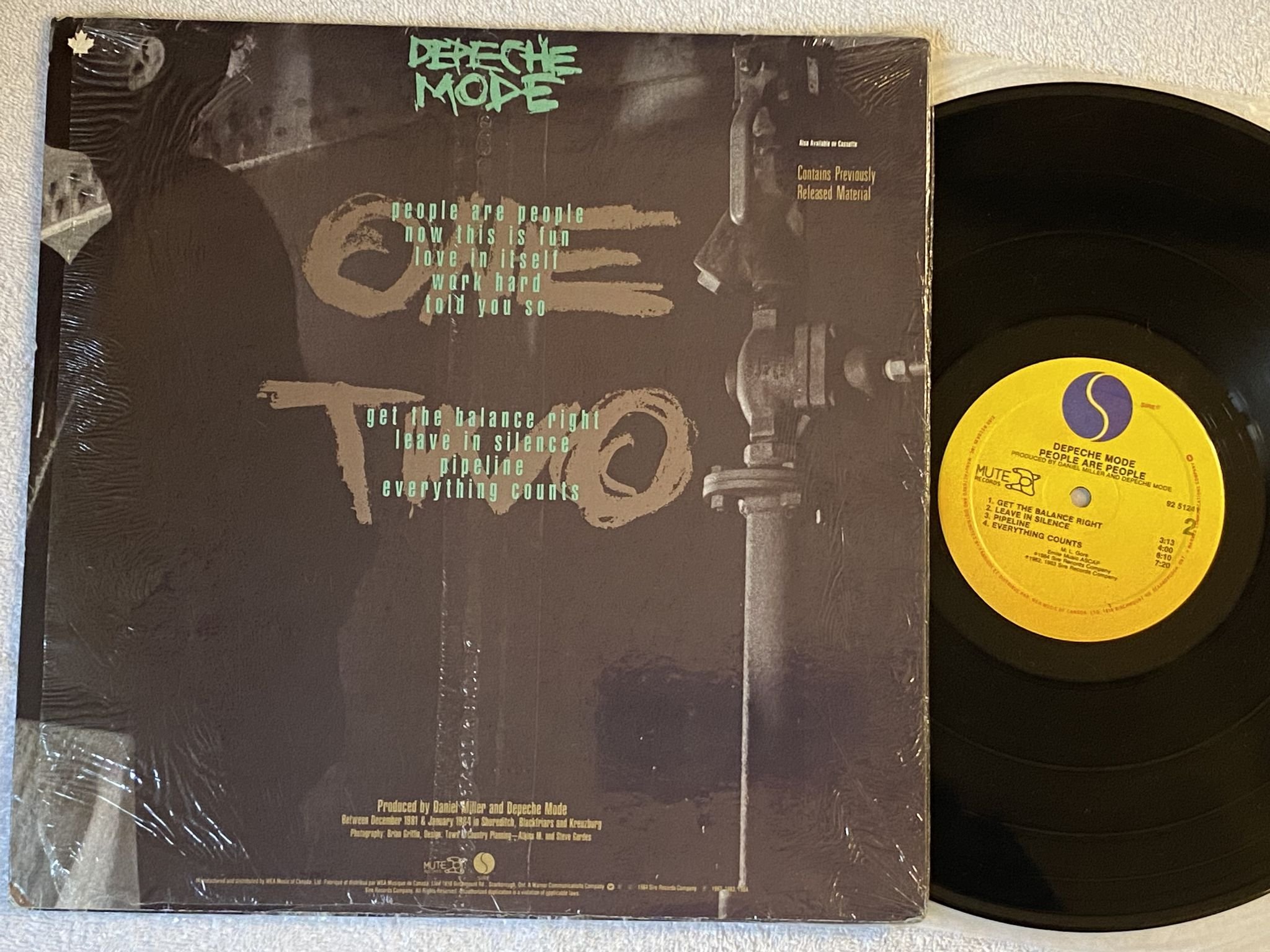 Omslagsbild för skivan DEPECHE MODE People Are People LP -84 Can SIRE 92 51241 *** hype sticker ***