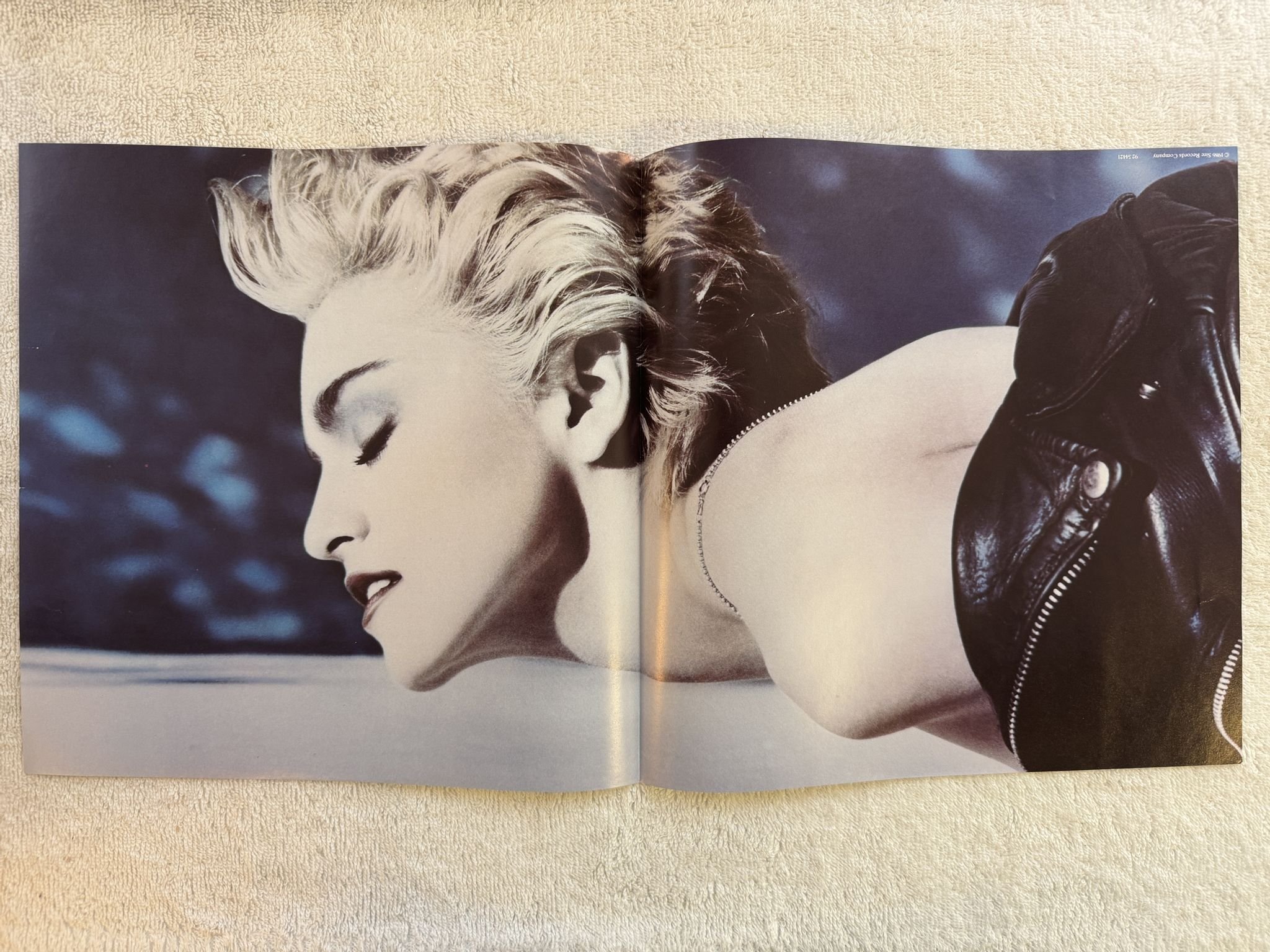 Omslagsbild för skivan MADONNA true blue LP -86 Can SIRE 92-54421